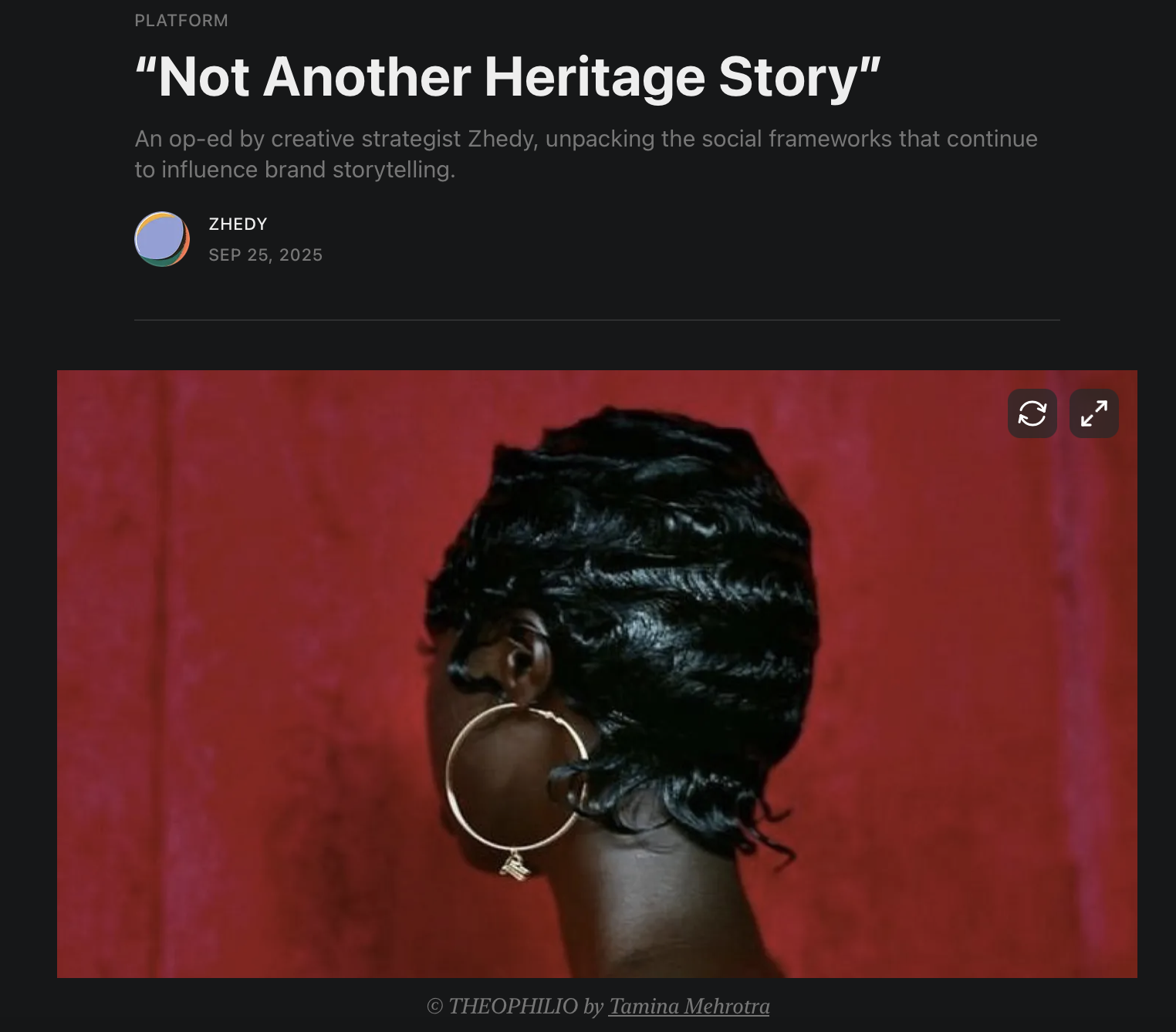 Portrait d'une femme vue de dos, avec une coiffure courte et ondulée, portant de grandes boucles d'oreilles en or, contre un fond rouge.