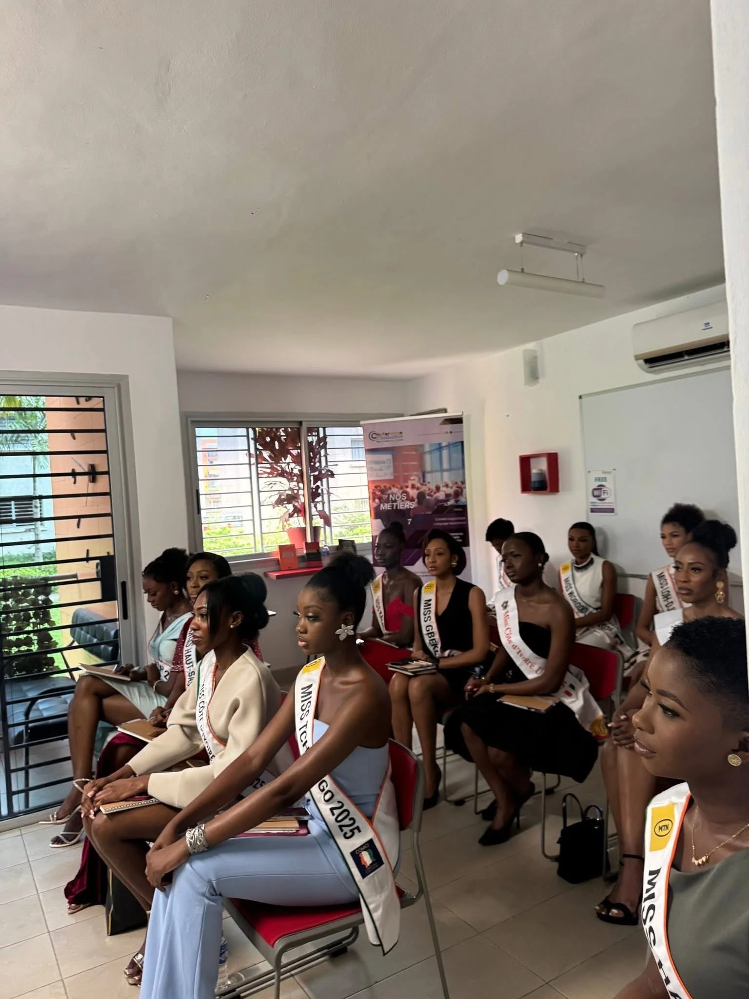 Comité Miss Côte d’Ivoire – Accompagnement des candidates : élégance, présence scénique et excellence relationnelle.