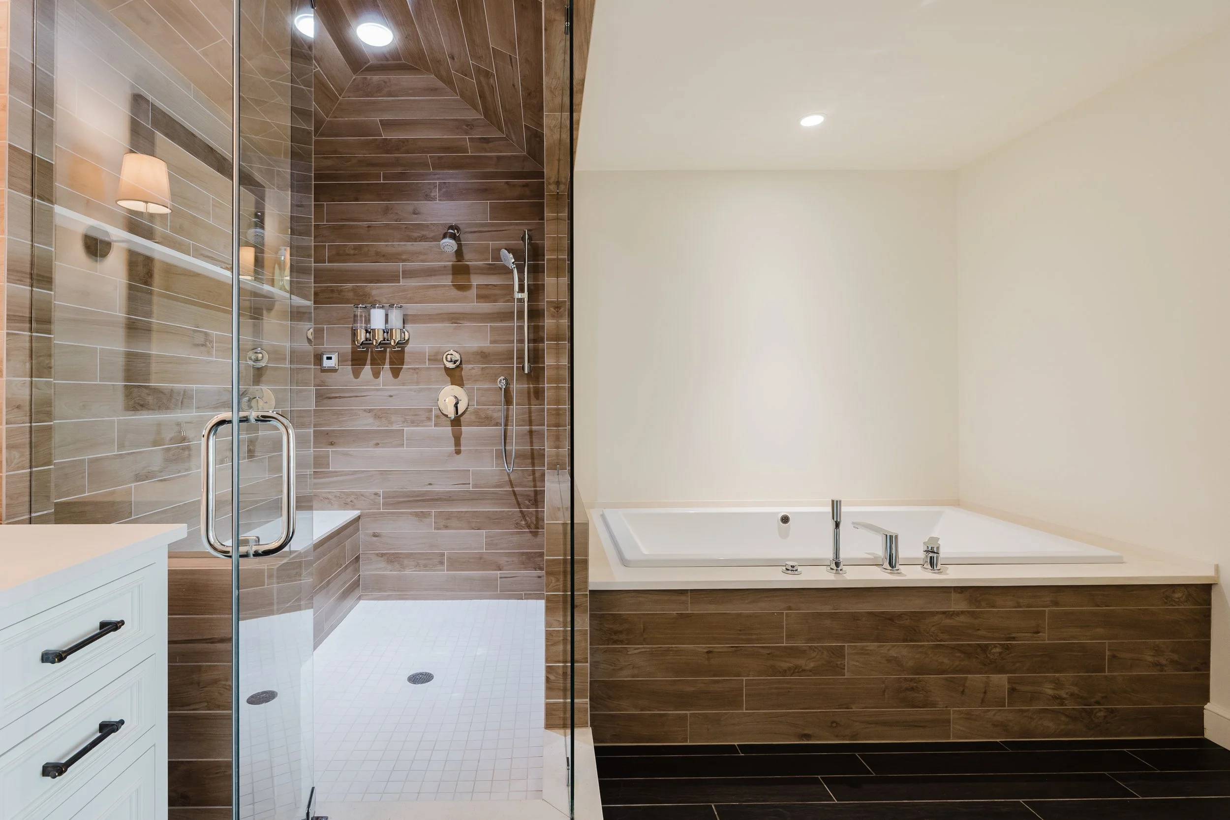 Steam Shower & jetted tub