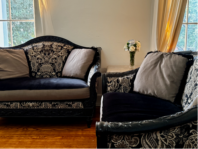 251 Park Venue Lounge Area with Mature Oak Tree Views