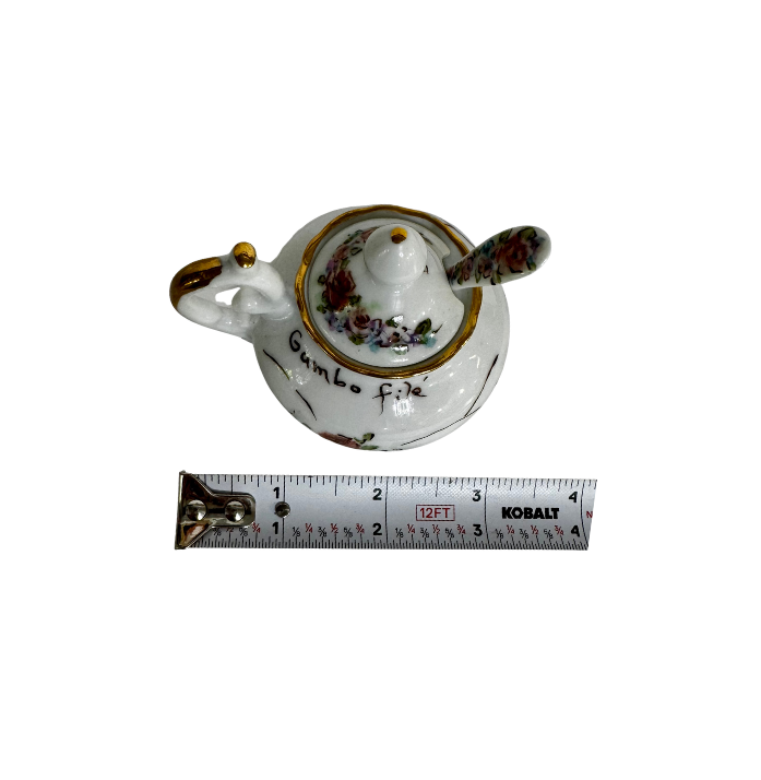 Top view of the lidded gumbo filé server and spoon showing an overall width of approximately 3¾ inches
