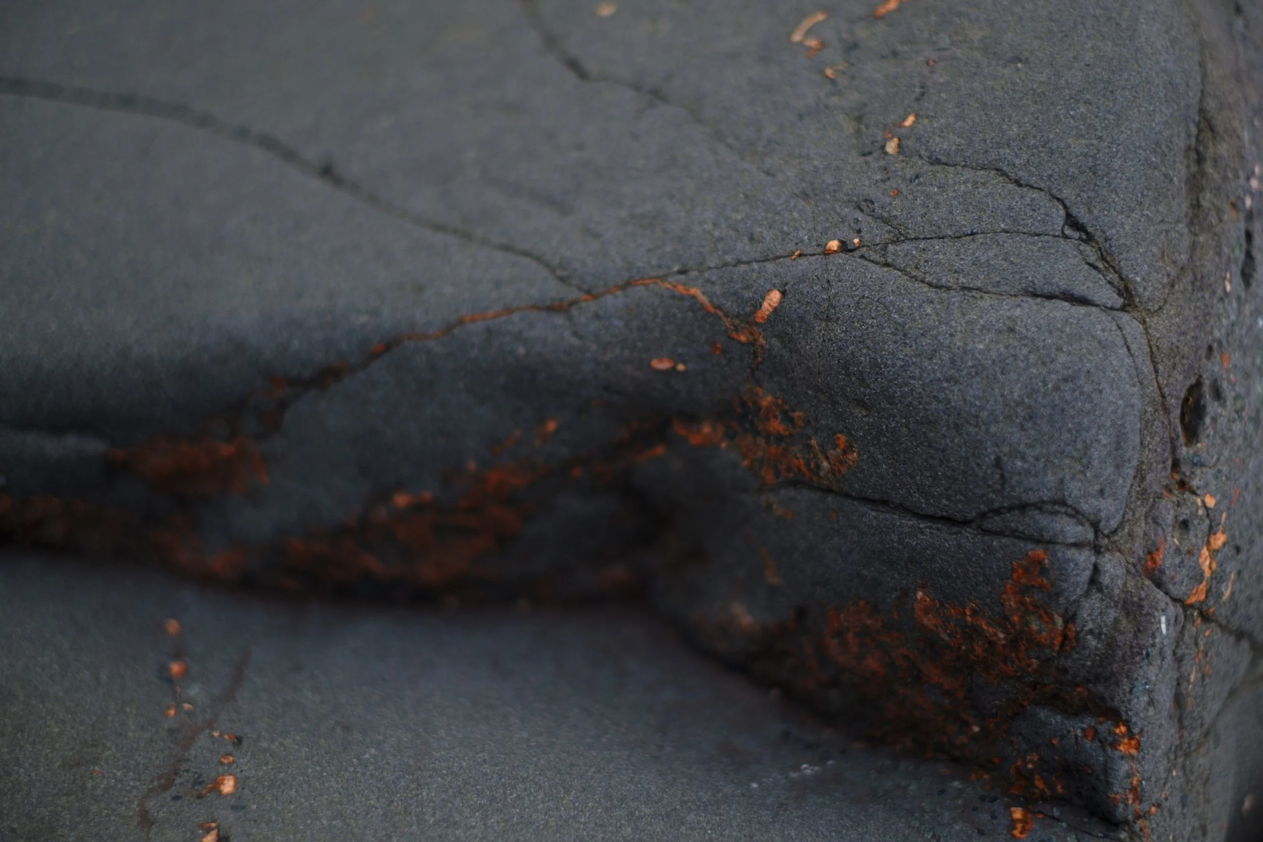 A close up of lines of copper inlaid into a blue-gray rock.