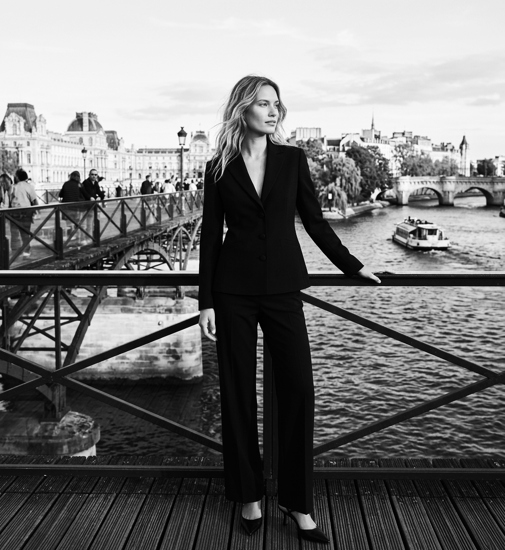 Firefly_Gemini Flash_MODEL POSING ON THE  Pont des Arts BRIDGE  LOOKING OUT ON TO WATER 153853.png