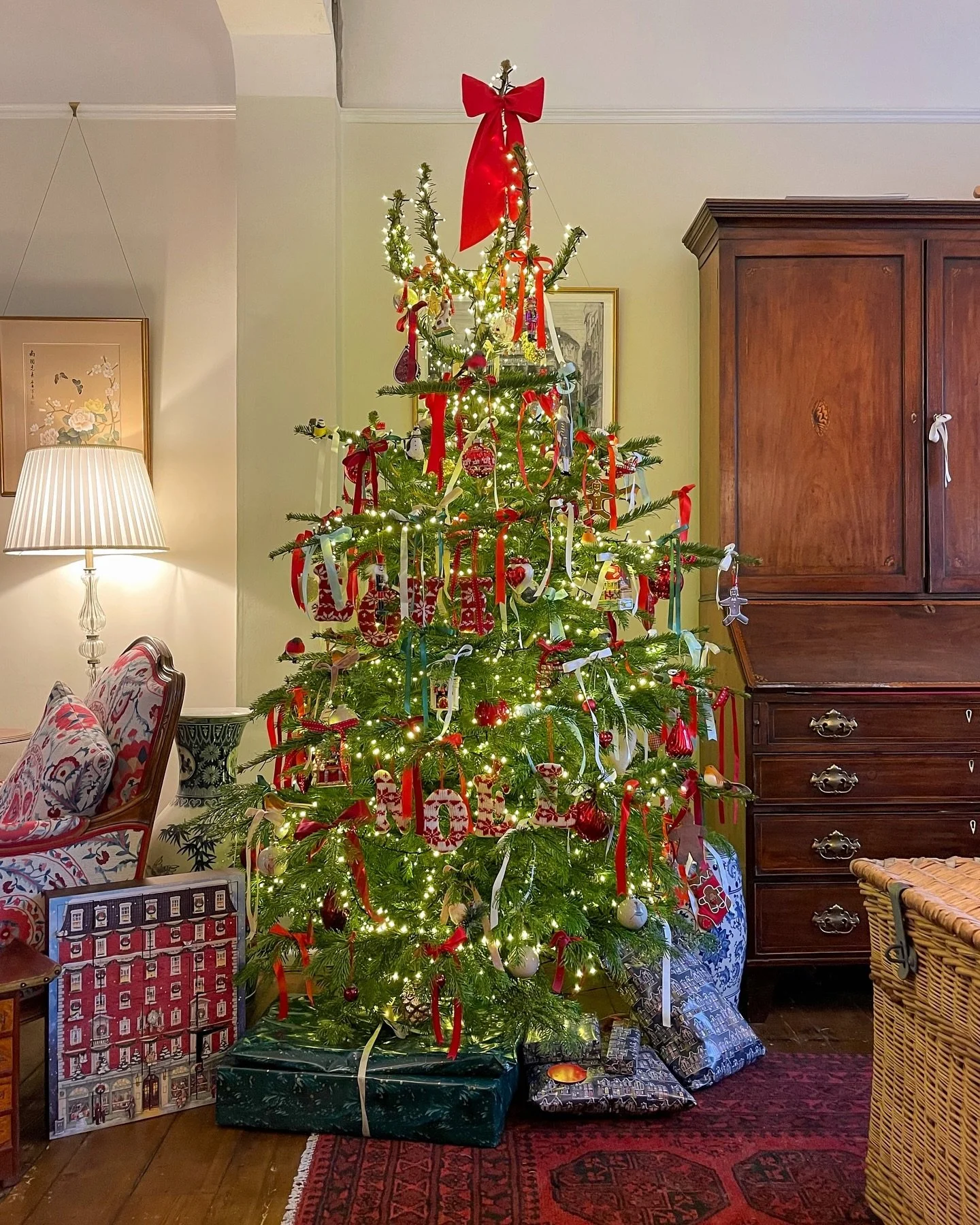 It&rsquo;s been a minute! But it would be remiss of me to remain silent over The Jolly Townhouse&rsquo;s favourite season, so here&rsquo;s our Big Christmas Tree and 10 cherished decorations. Anything goes on my tree but my all time favourite - The M