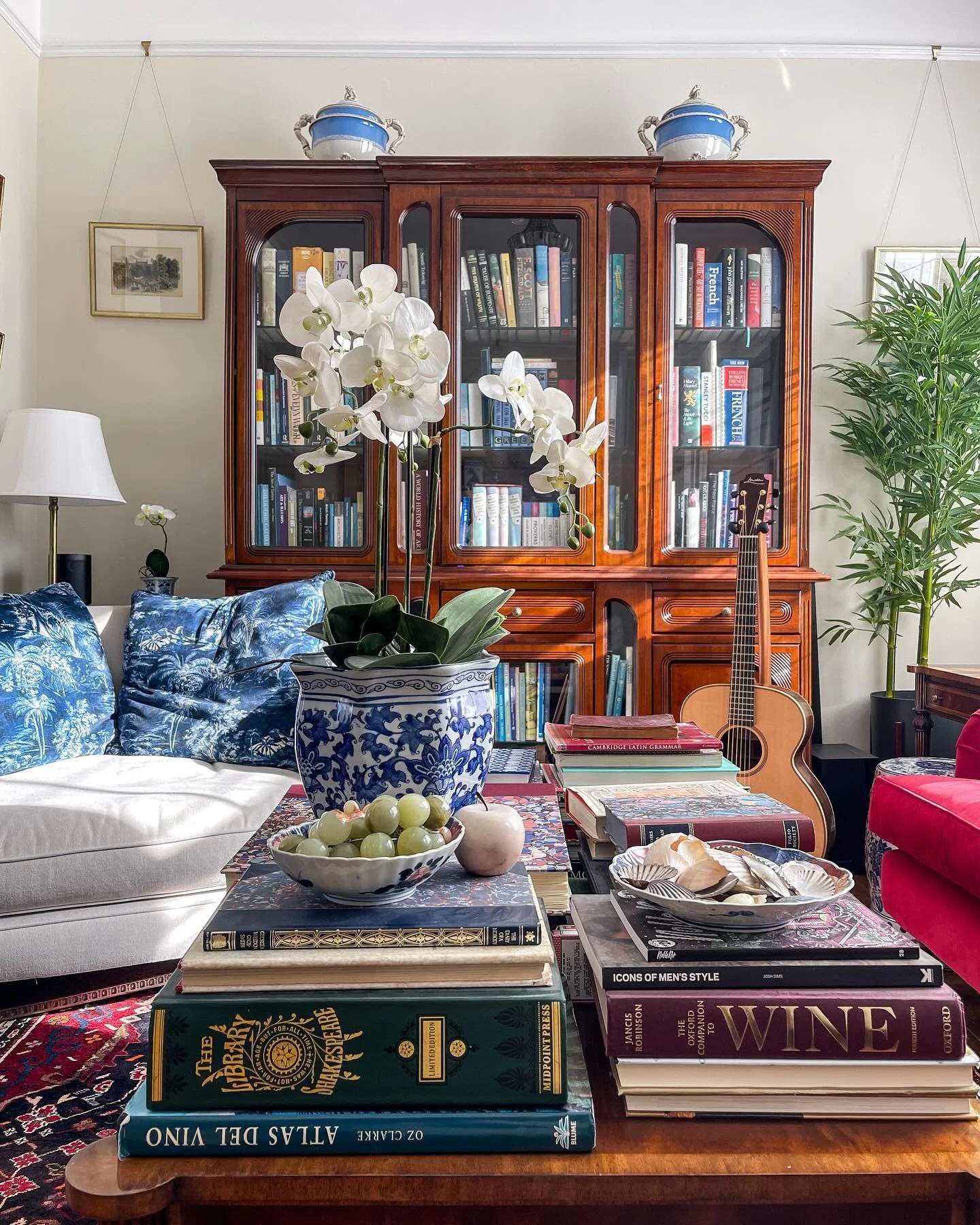 Of all the rooms in our house, I think our sitting room probably gives away the most about us 🔎
.
This is where our books and hobbies live, as well as family heirlooms, photo albums and mementos tucked away in every nook and cranny. A detective woul