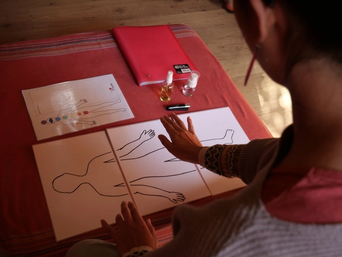 Persona realizando sanación energética a distancia con las manos, en un ambiente de calma y bienestar