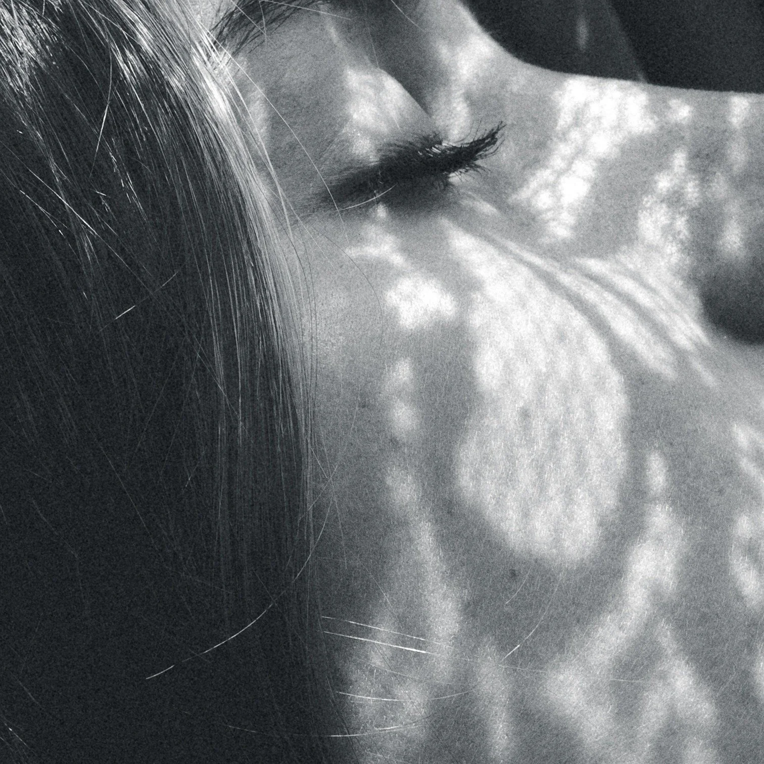 Mujer con los ojos cerrados en sesión de sanación holística, conectando con su cuerpo y su verdad interior
