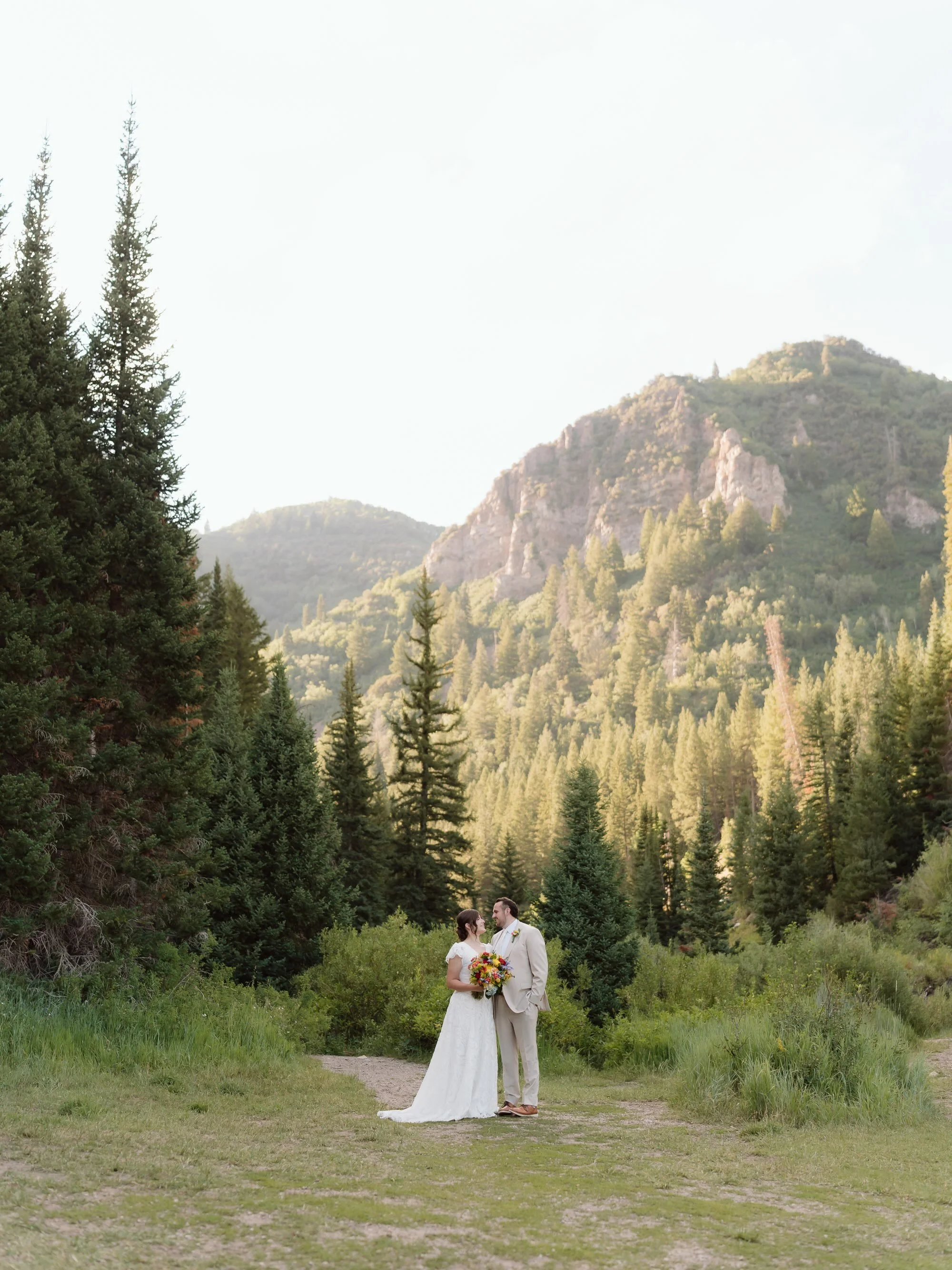 Such beautiful mountain bridals for Vivian and Mark 🤍 

#destinationweddingphotographer #utahweddingphotographer #utahweddingphotography #bigcottonwoodcanyon #weddingphotographer