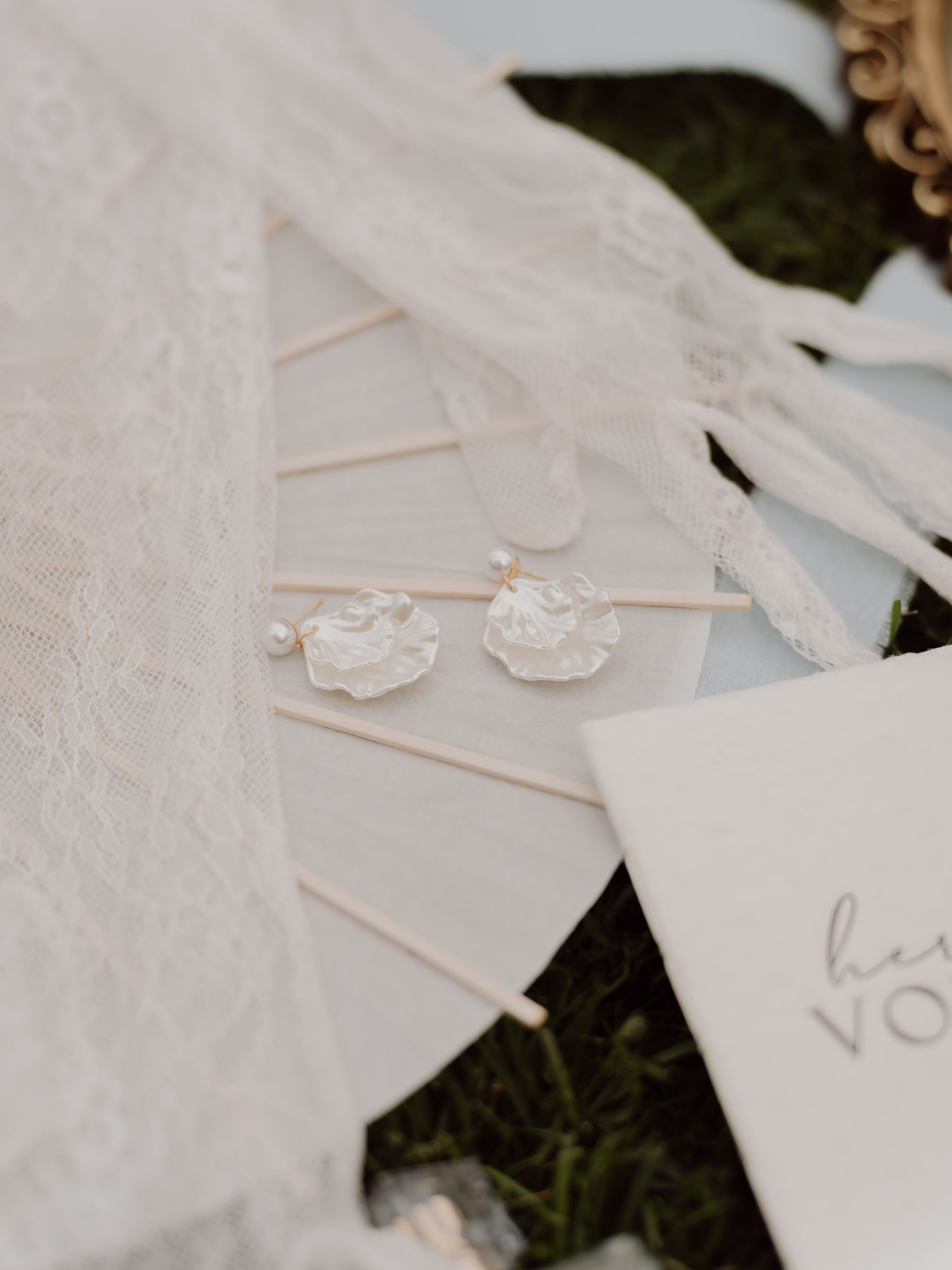 The seashell earrings, lace gloves, parasol and oyster ring dish 👨🏼&zwj;🍳💋