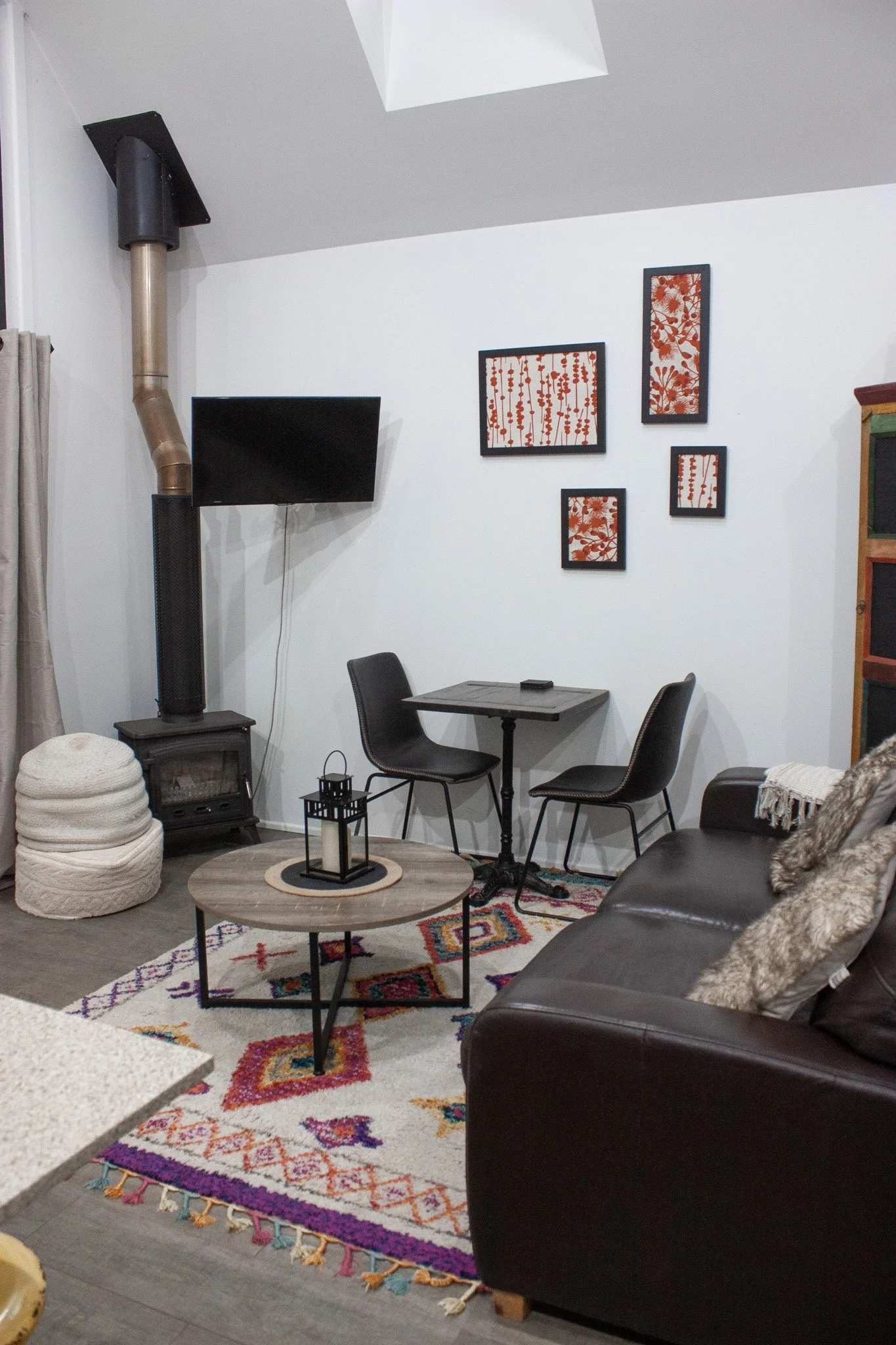 These comfortable chalets offer a peaceful rainforest retreat, combining cosy interiors with easy access to Gallery Walk shopping and dining.