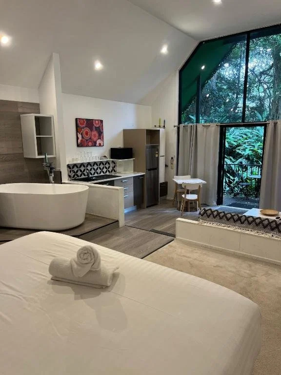 Enjoy a private, self-contained chalet offering relaxed comfort, ideal for a rainforest getaway close to Gallery Walk and Tamborine Mountain attractions.
