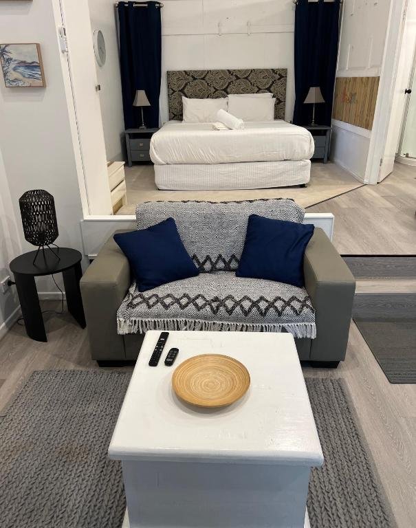 A comfortable open-plan layout offers an easy, relaxed stay for couples visiting Tamborine Mountain and its surrounding rainforest.