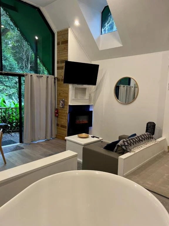 Open the doors to leafy views and enjoy a peaceful rainforest getaway at this centrally located Tamborine Mountain accommodation.