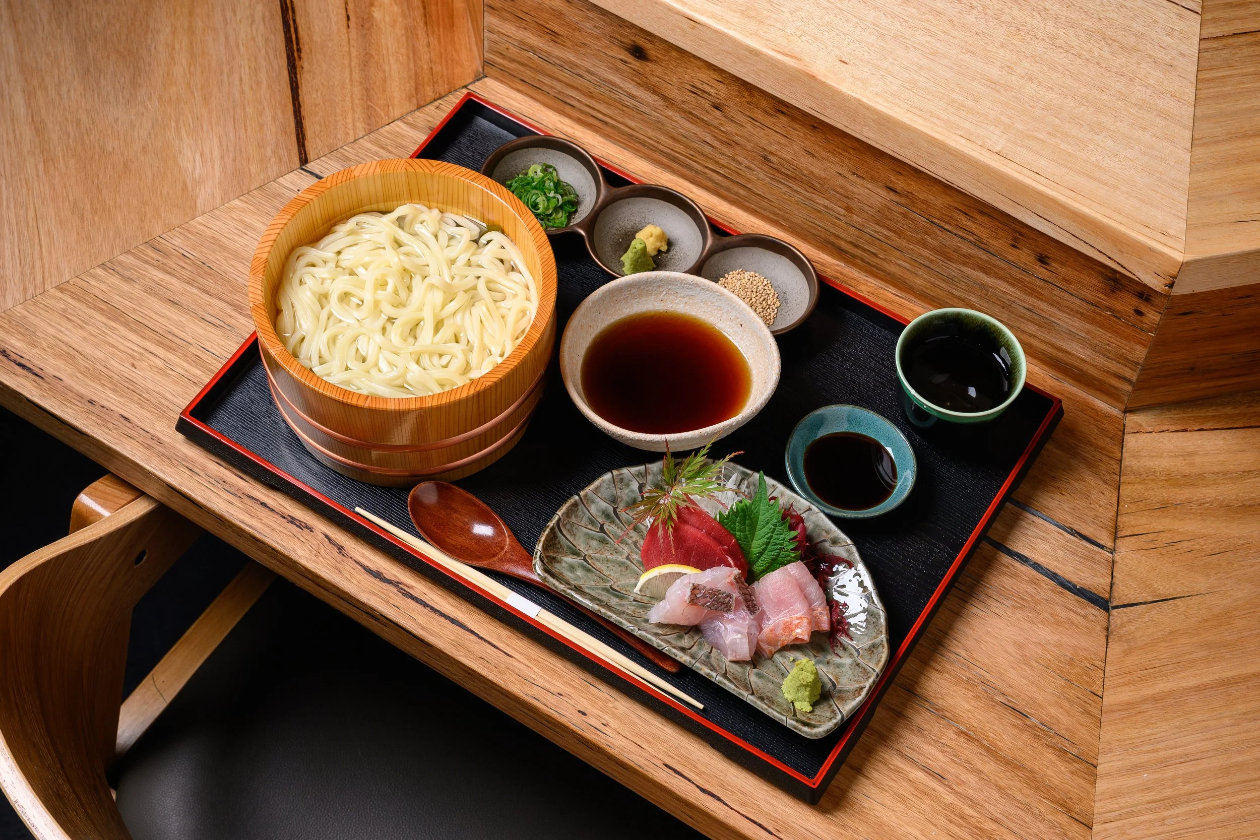 Kamaage Udon Sashimi – Fresh udon in kombu water, served with hot dipping broth and seasonal fish sashimi.