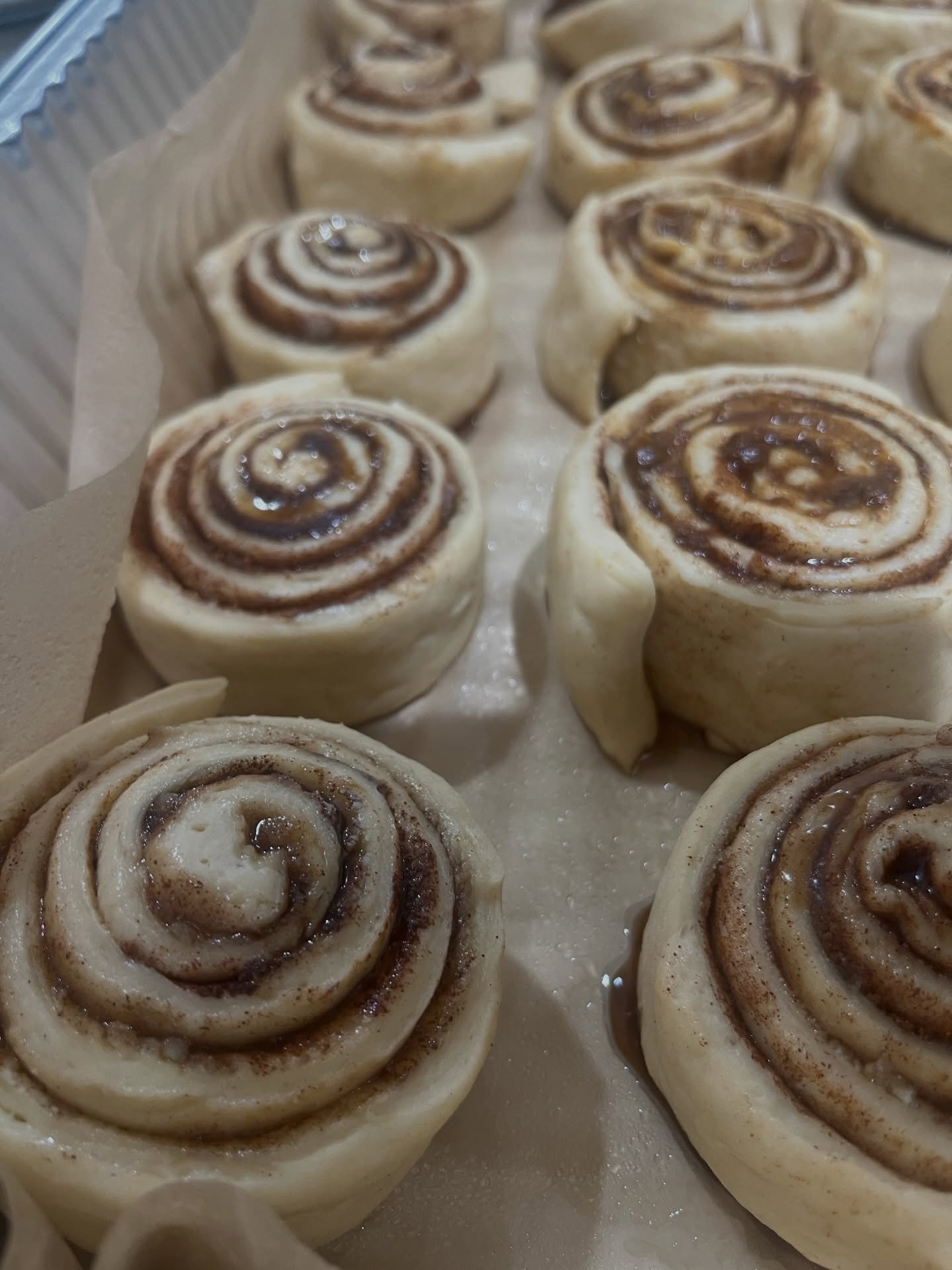Who doesn&rsquo;t love the aroma of cinnamon and vanilla bean?🫘 Swipe to see the end result👉🏽

Do you love a good cinnamon roll? 

#cinnamonroll #baker #designbakecreate #southjersey #madewithlove #berlin # sicklerville #voorhees