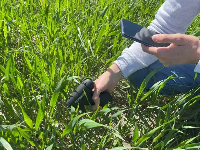 Senseen nutriscope sensor scanning crops