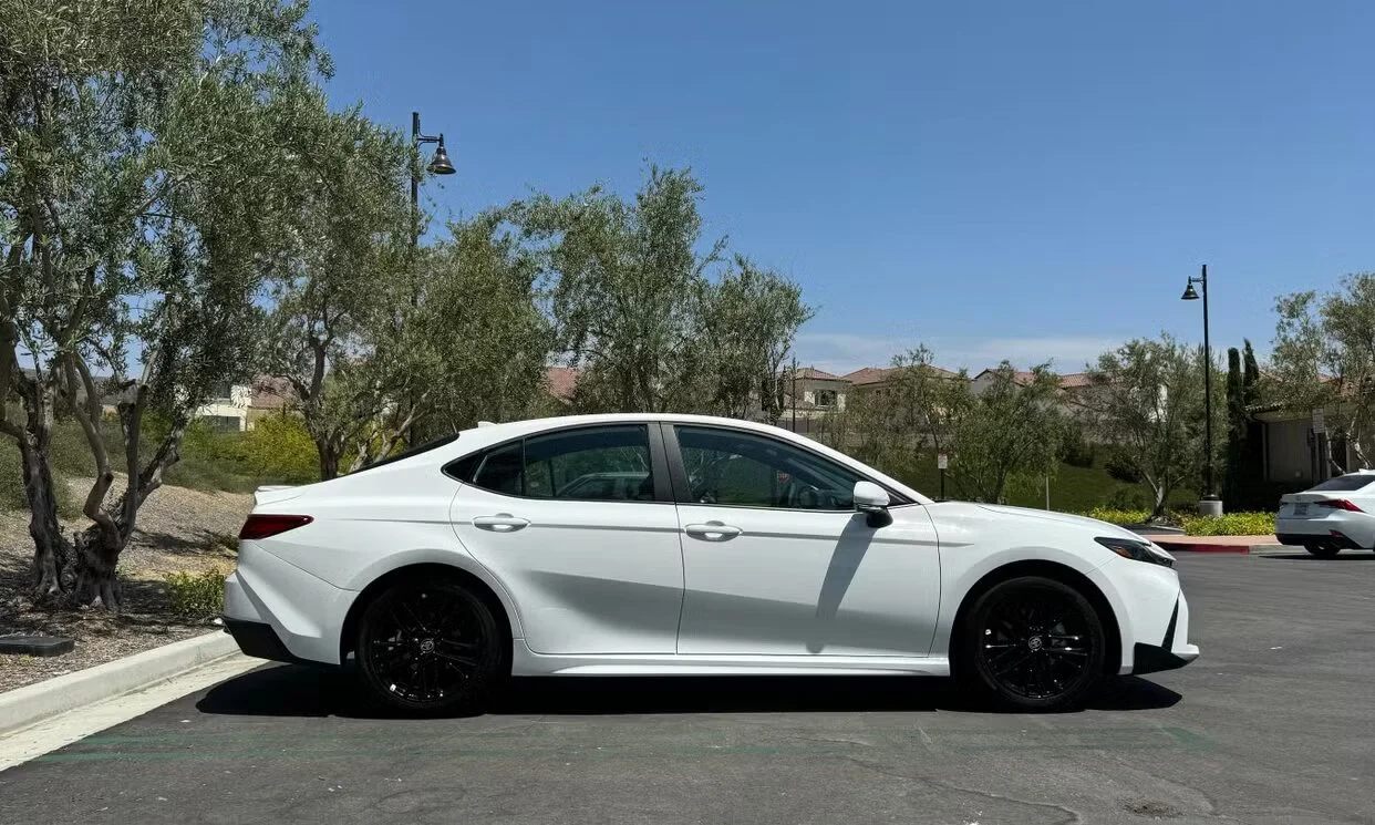 camry-2025-white-5.jpg
