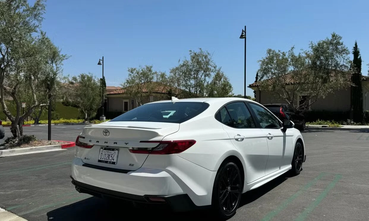 camry-2025-white-4.jpg