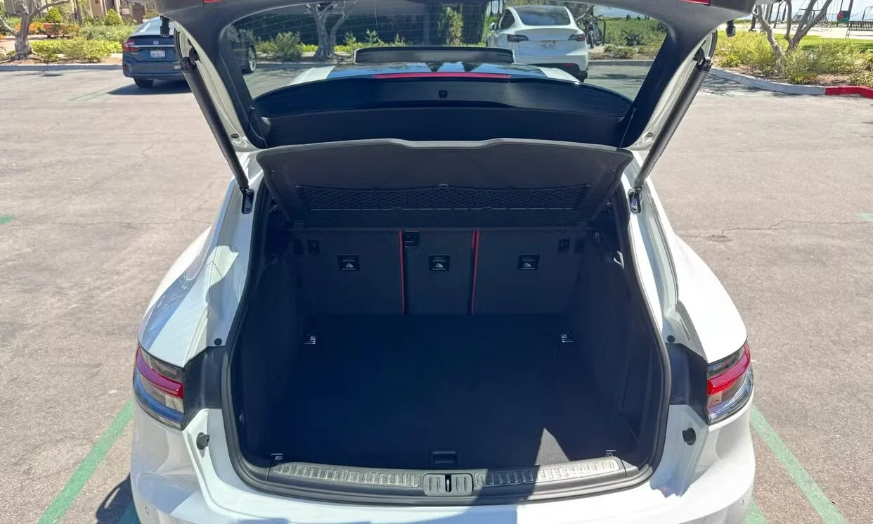 Macan-2020-White-17.jpg