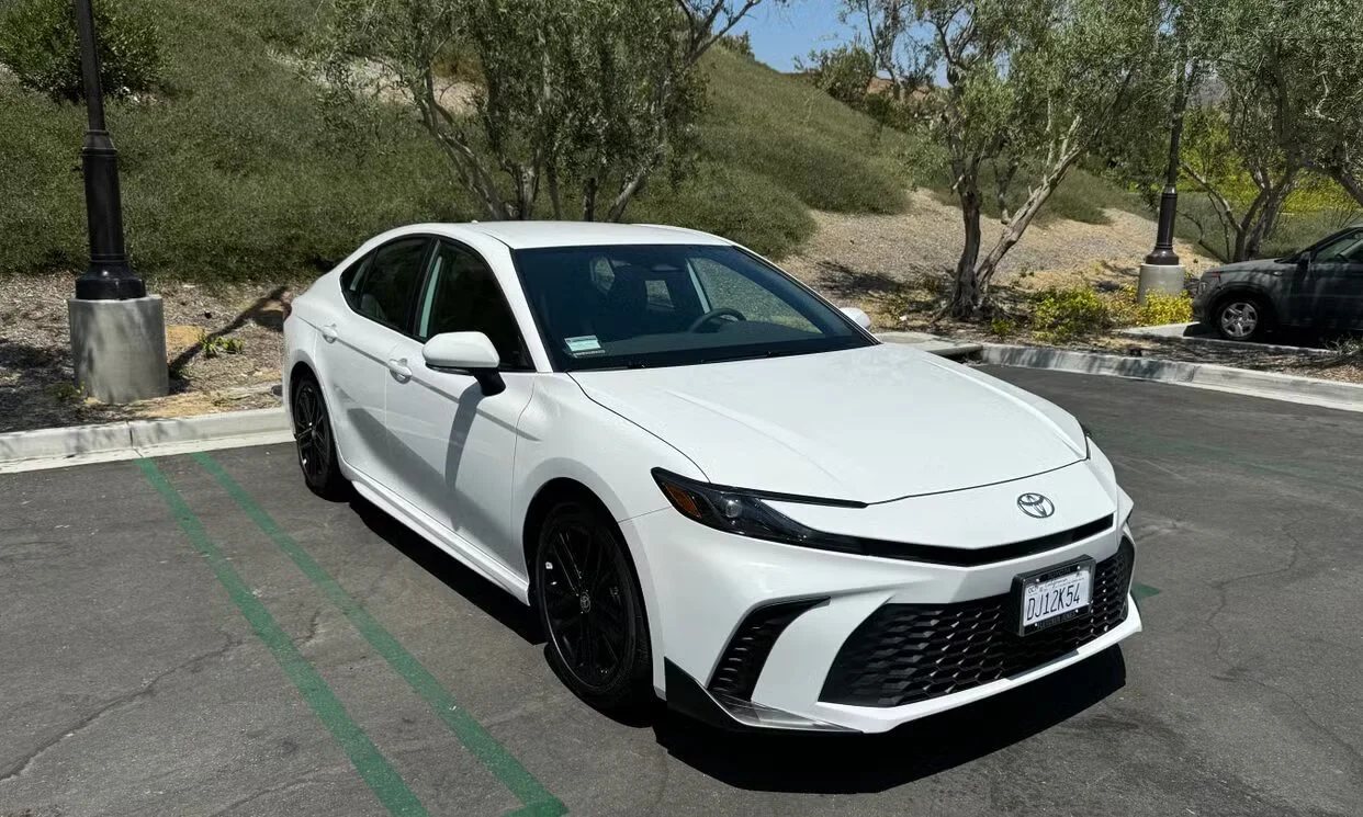 camry-2025-white-6.jpg