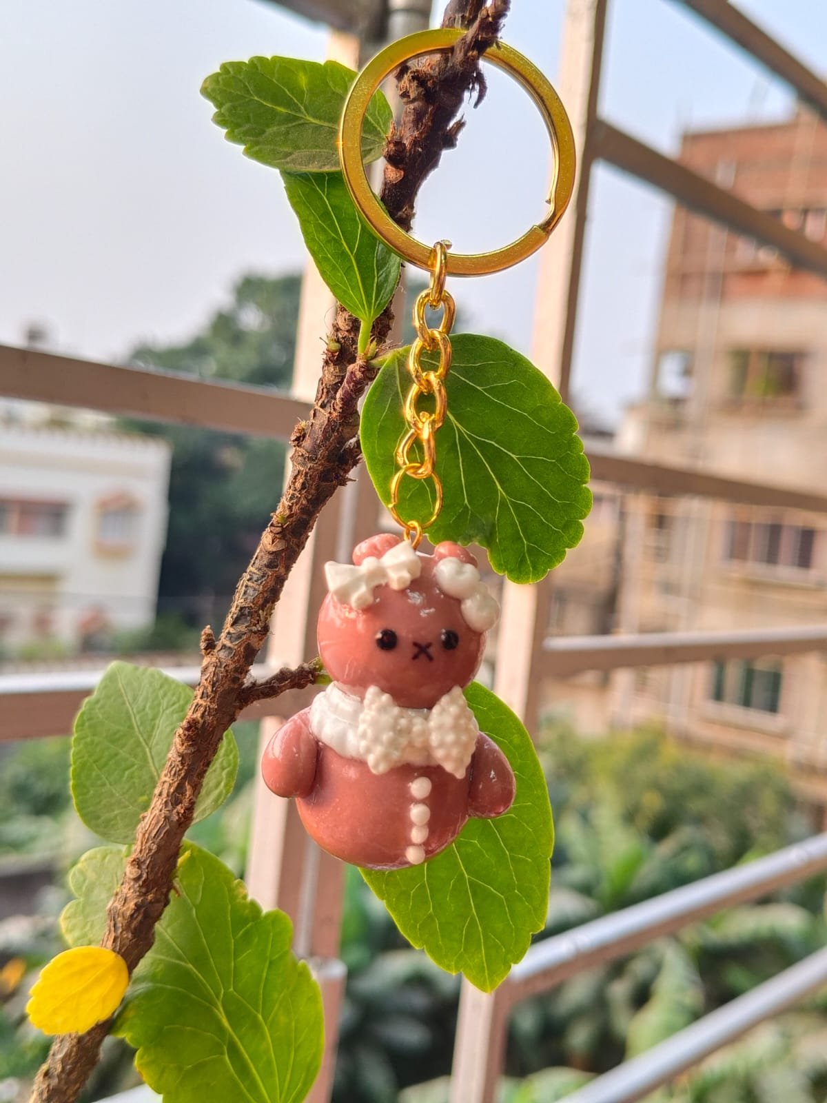 White bow brown boll