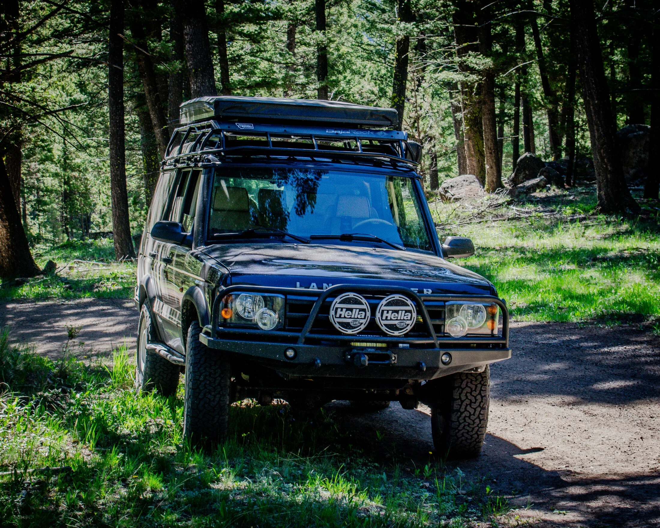 Dark off-road rig with a roof rack at the 406 Cruisers public-land cleanup