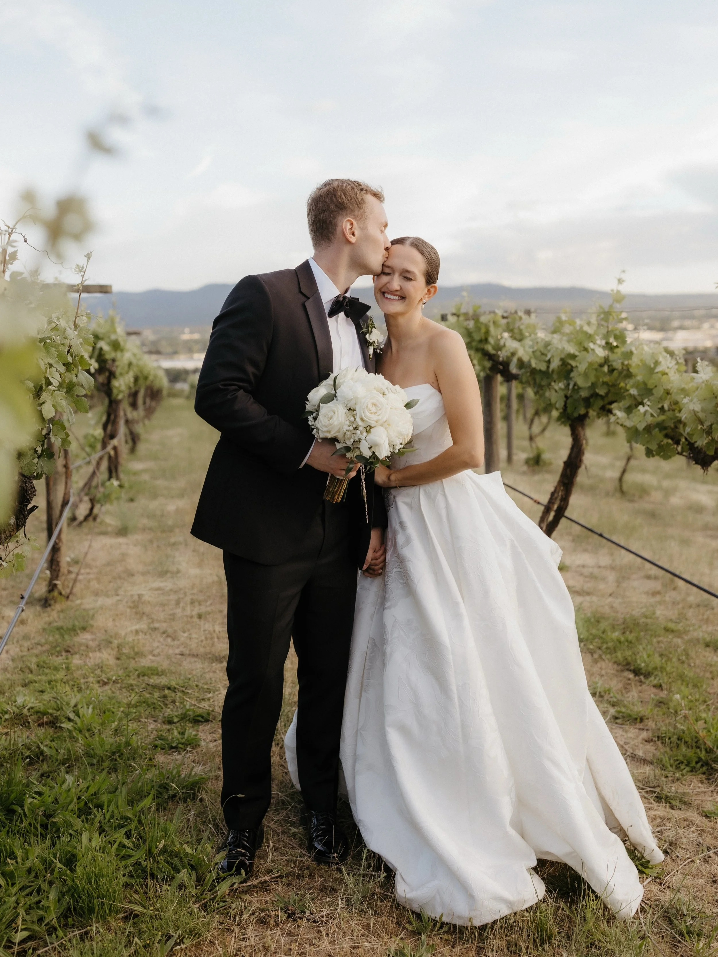 the most beautiful day filled with so much love for J&amp;B🤍 what a special way to kick off wedding season!!!

coordination | @eventswithlinh 
photography | @macklloydphotography 
venues | @arborcrestwine &amp; @gonzagau 
caterer | @beaconhillcateri