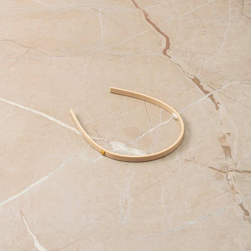 BalmainHair_Accessories_LE_Acetate_Headband_Small_Beige_LE_HJ_CA_HB_S_B_C3_25_Mood_01_800x800_eb2ae9ff-734b-4ce1-8669-9420c3158c51.jpg.webp