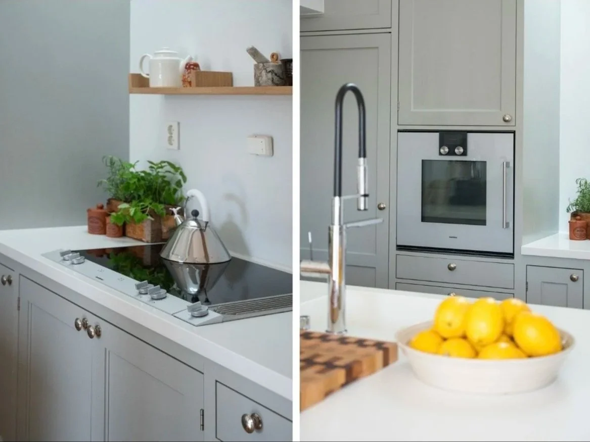 Kjøkken med gryte på kokeplate, urter, hvit kopp, ovn, kjøkkenvask med sitroner.