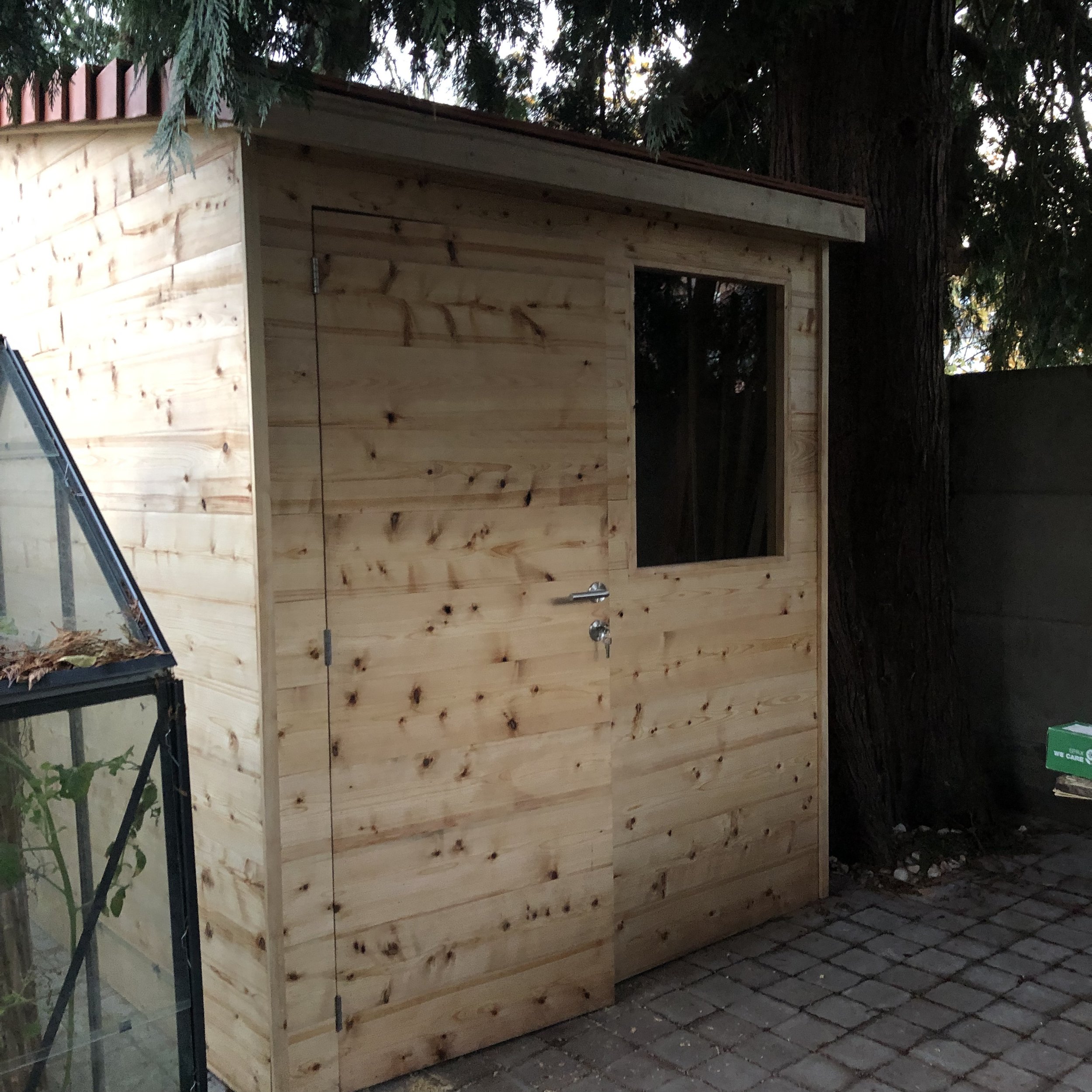 Tuinhuis uit cederhout en tegelpannen dak