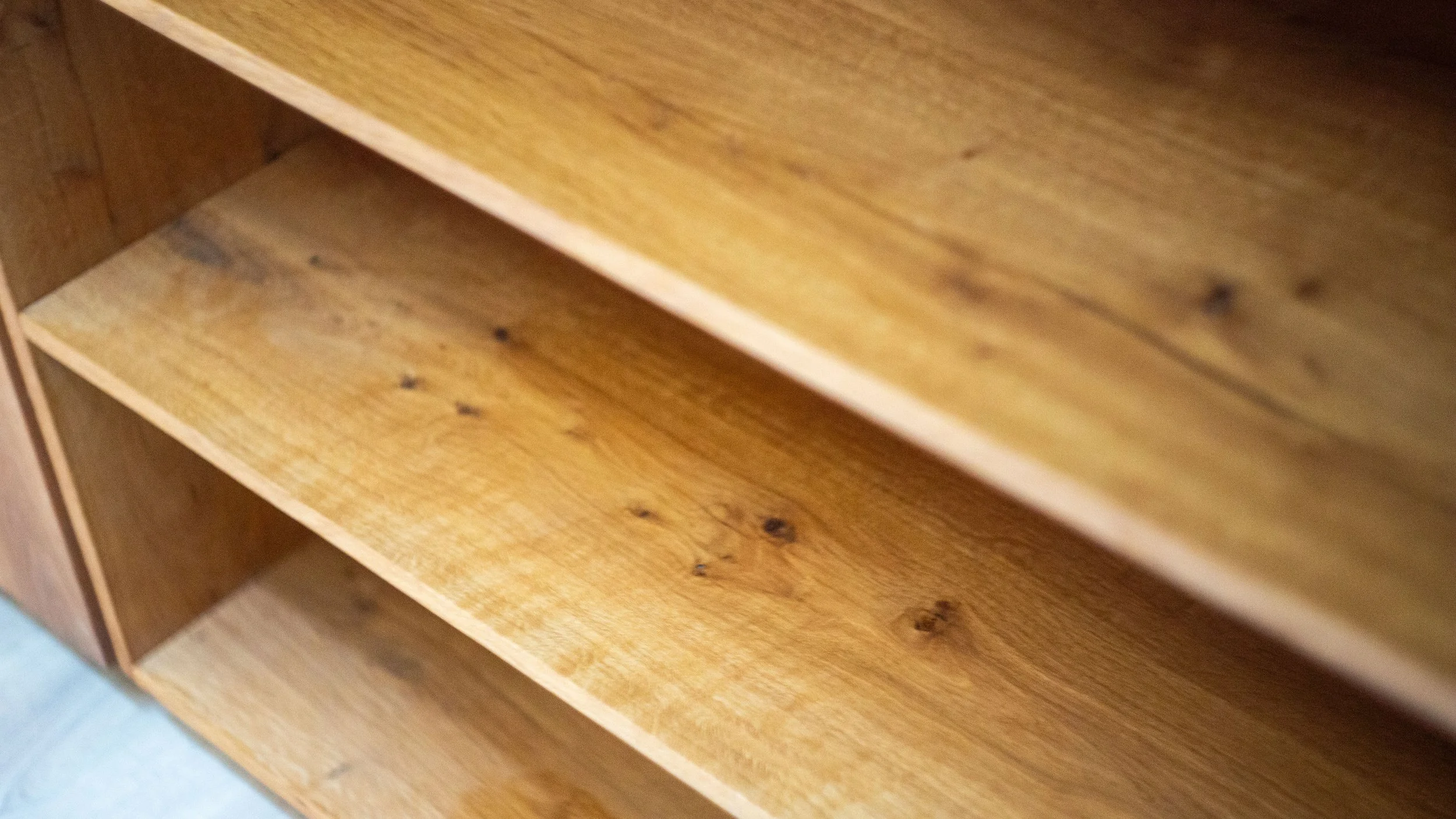 Inbouwkast met leggers uit gerecycleerde parketvloer