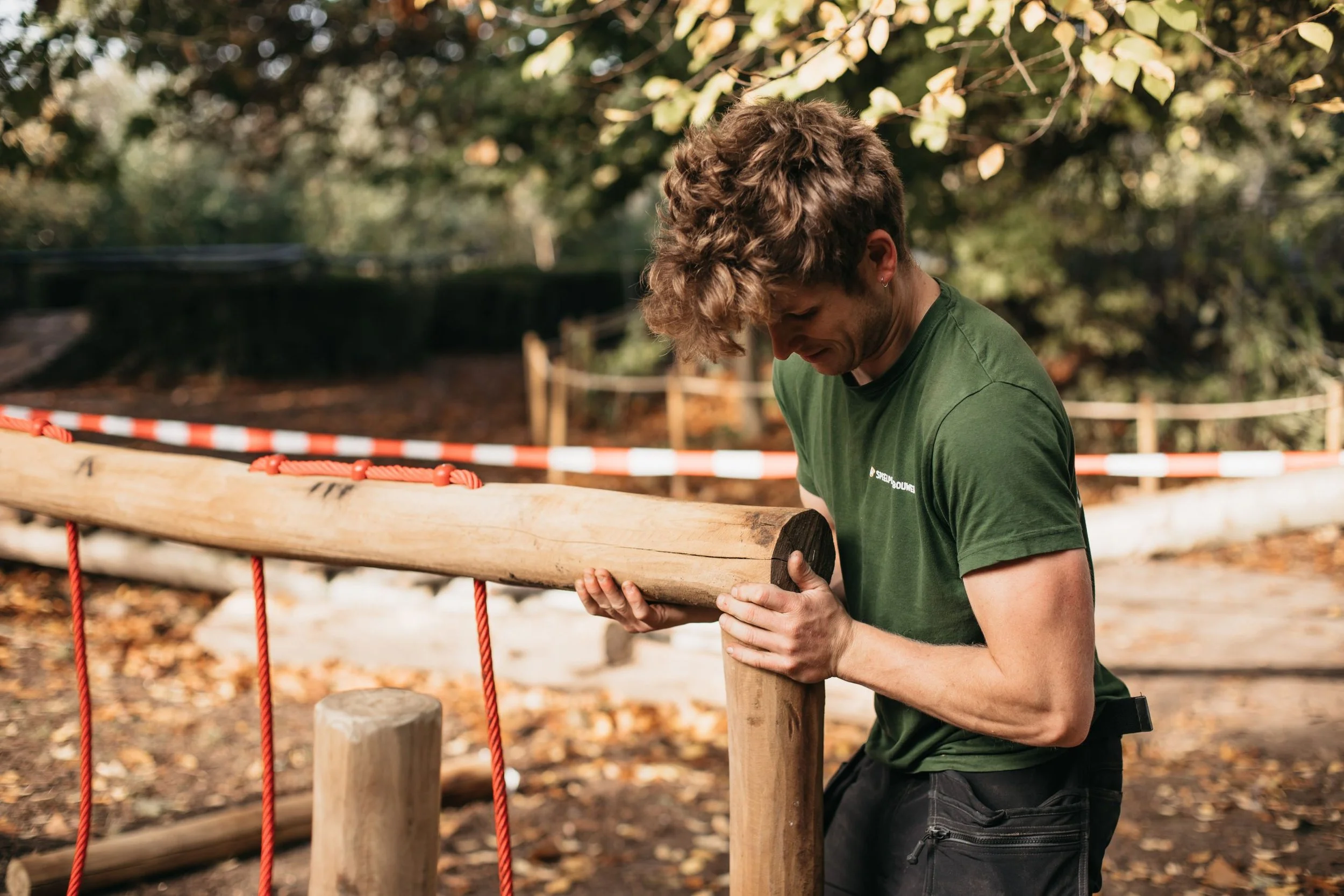 Speelpleinbouwer Simon bouwt robinia speeltuig