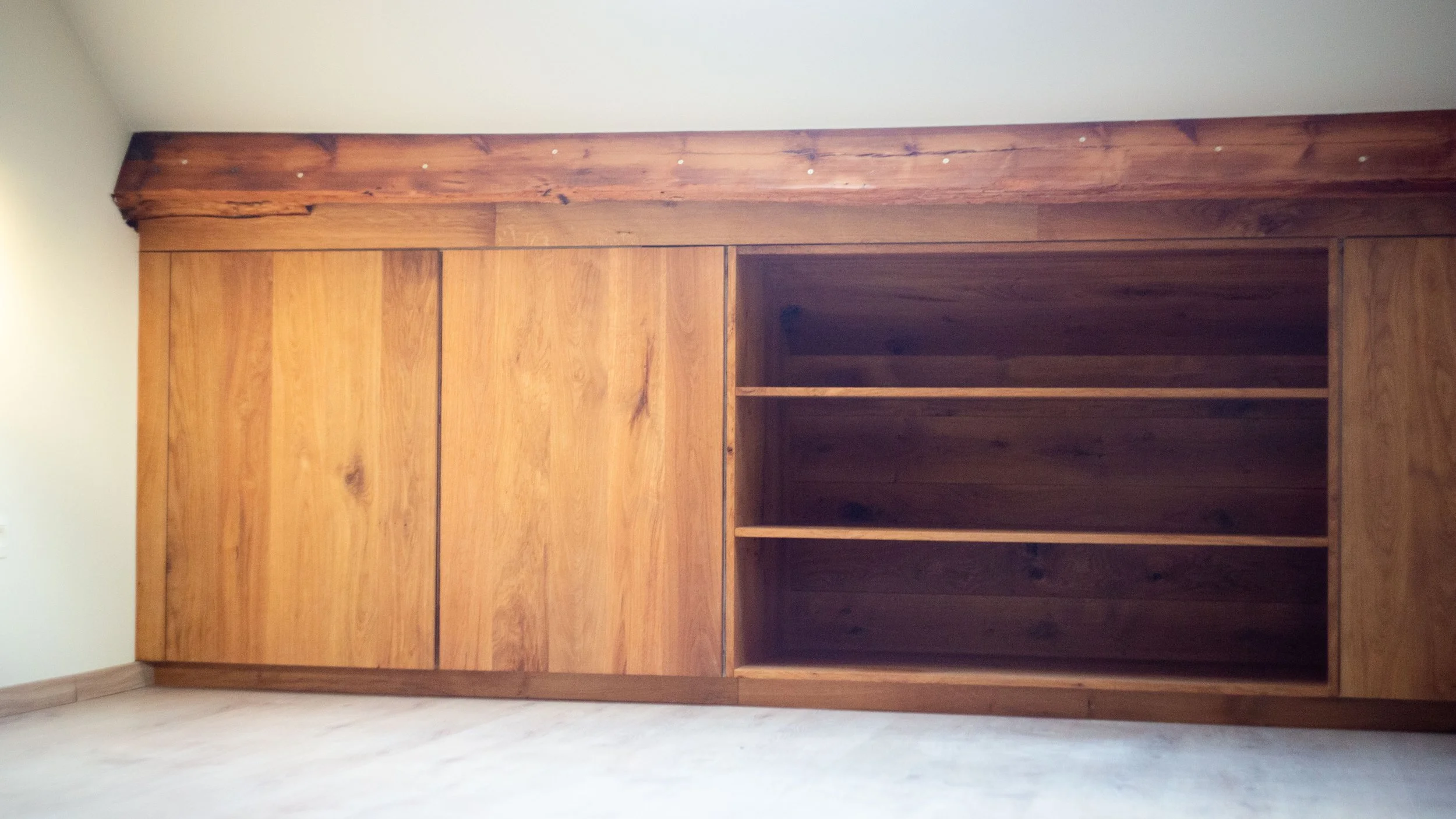 Inbouwkasten met leggers uit gerecycleerd parket