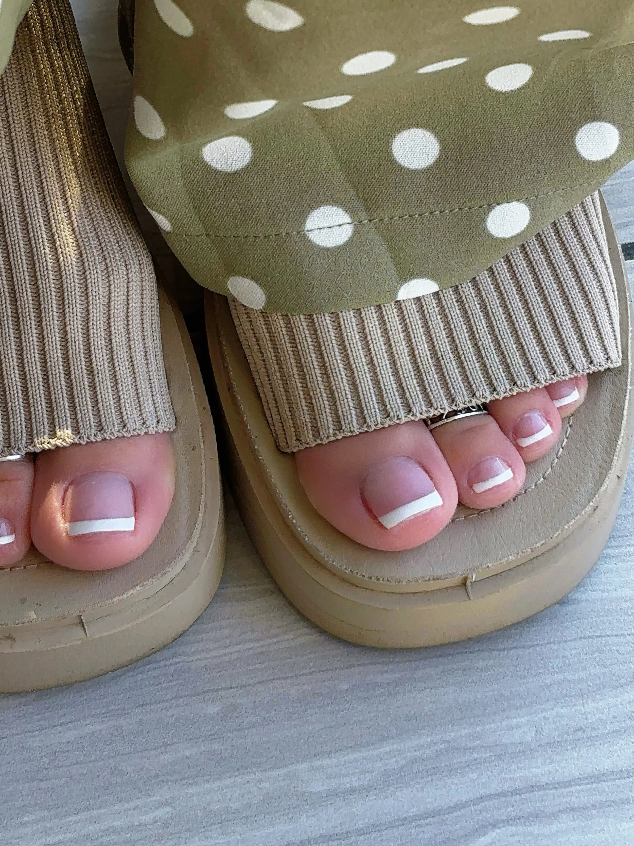The perfect pedicure for wedding season 💍👰&zwj;♀️✨
Call us to set your next appointment at (909) 797-2998
#yucaipanails #yucaipanailtech #weddingnails #ienails #brides