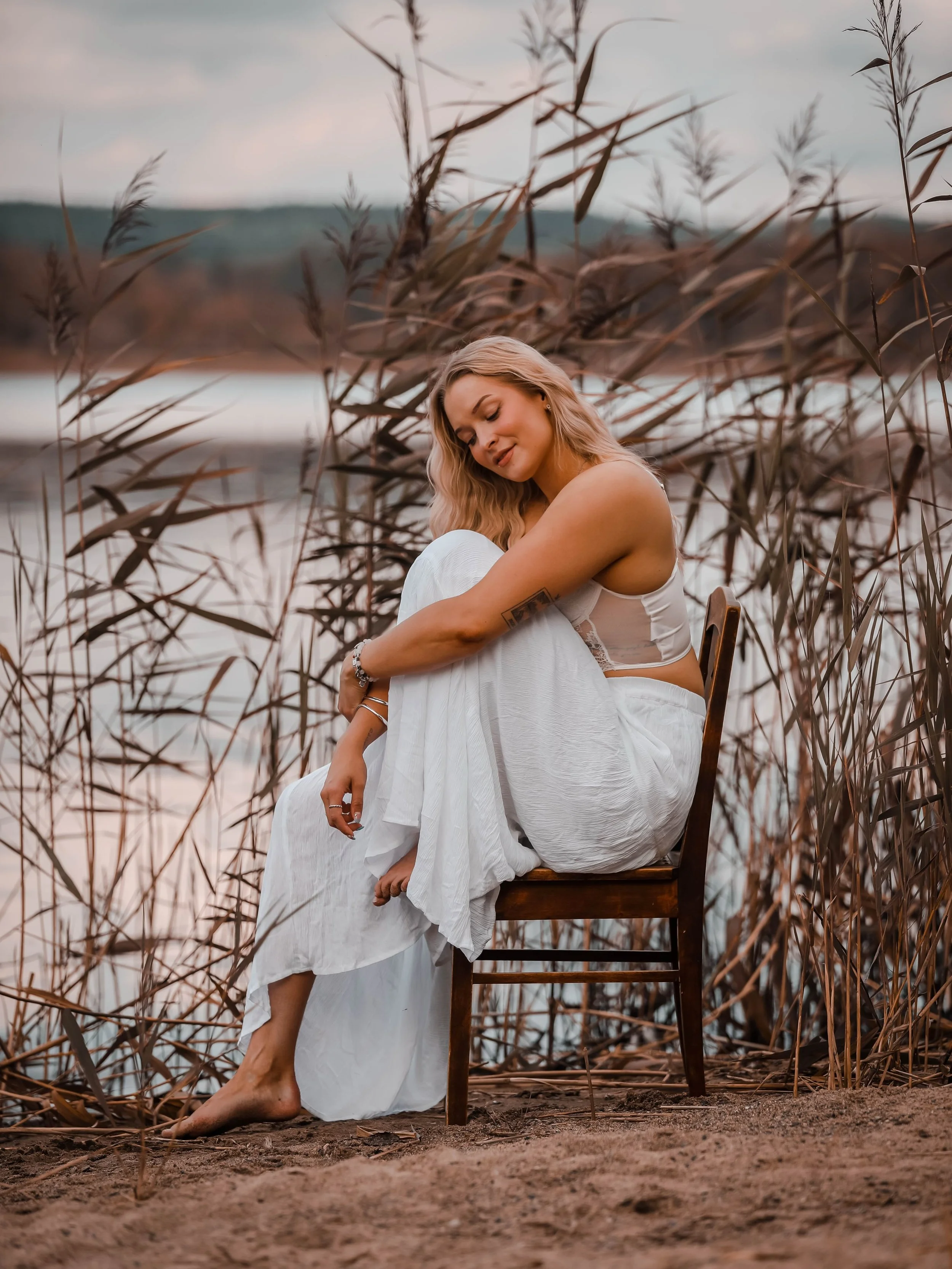 Muutama otos elokuun kuvauksista🧚&zwj;♀️

Hyv&auml; julkasta t&auml;ll&auml;si&auml;, mut todellisuudessa makoilen sohvalla kattelees lentopalloa hiukset solmussa, palautuslahkeet jaloissa ja v&auml;h&auml;n tankkailen karkkia, sill&auml; tuplaviiko