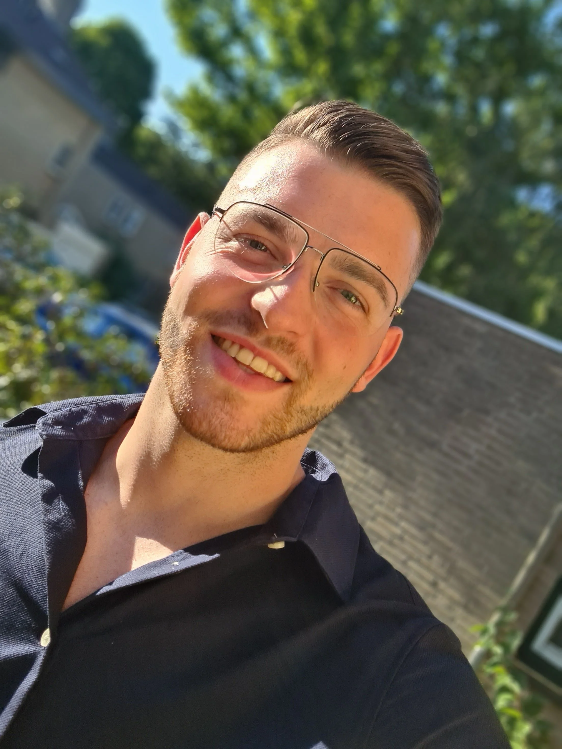 Stortrijders medewerker glimlacht tijdens woningontruiming