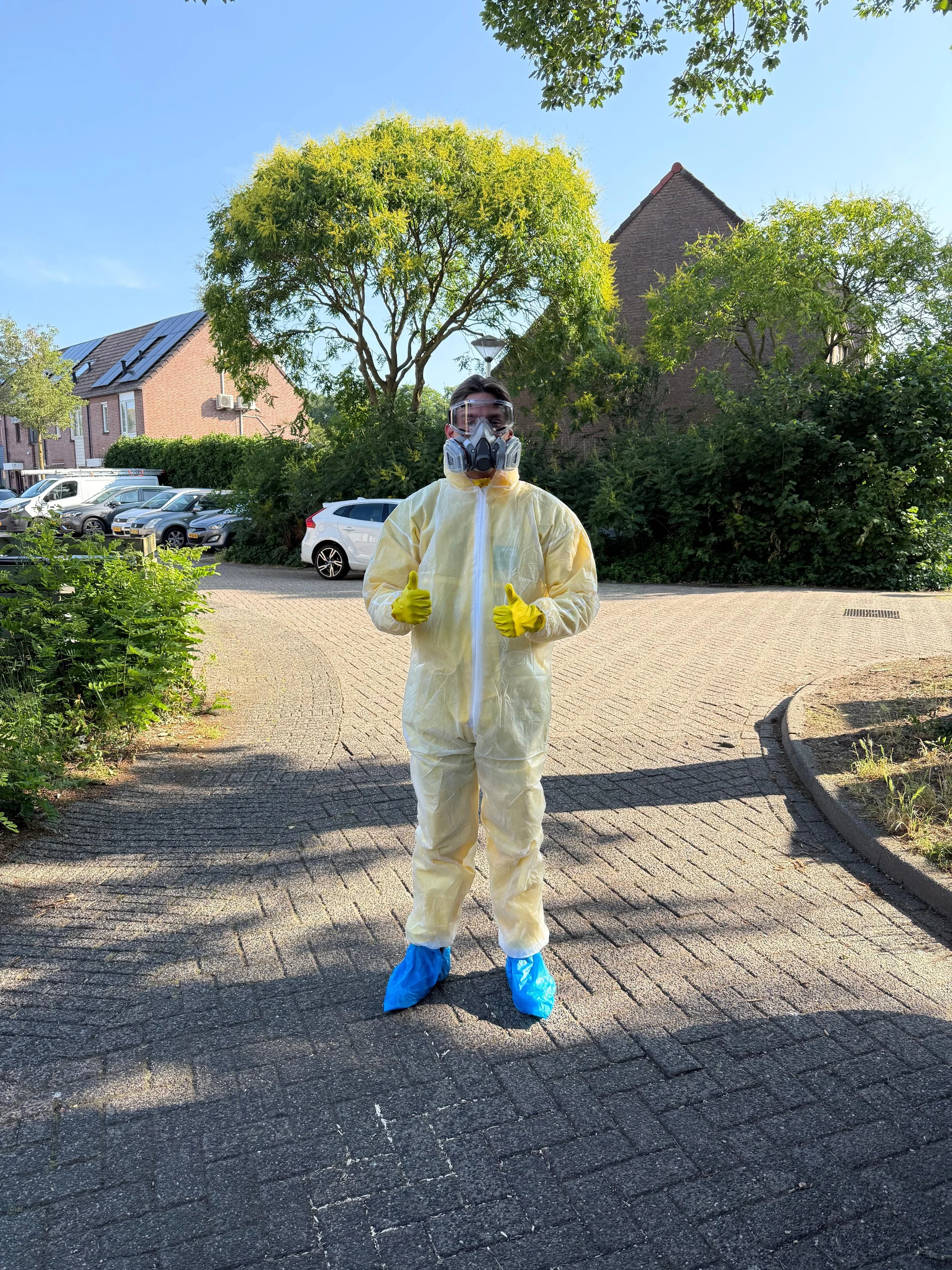 Stortrijders medewerker in beschermend pak bij grofvuilafvoer