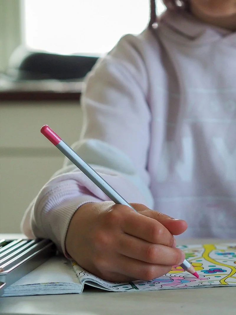 Toimintaterapian asiakas värittää värityskuvaa.