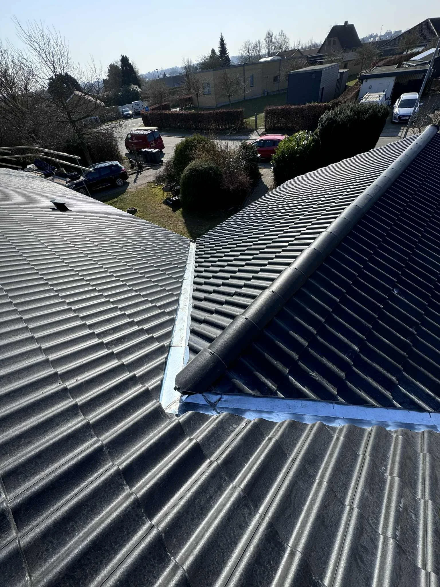 Tagrender set fra oven med nogle nyere og ældre tage i forskellige farver.