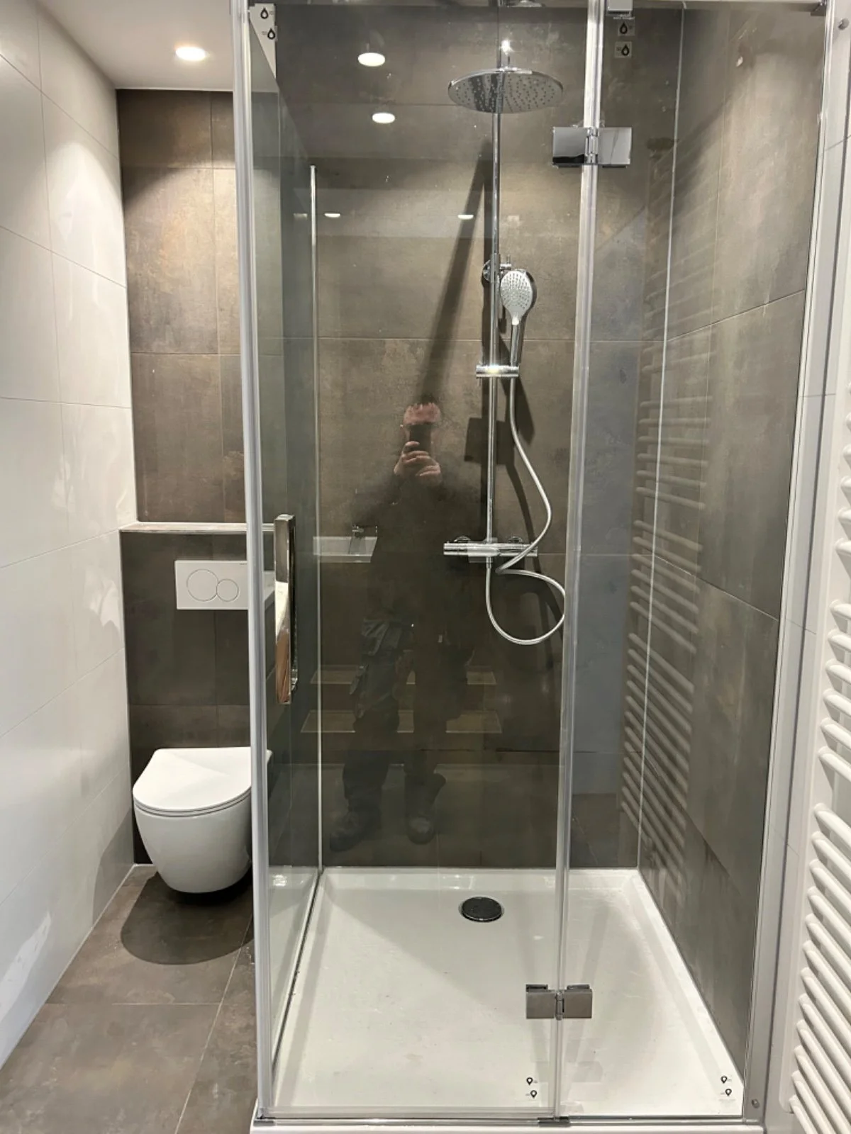 Complete badkamer installatie Amsterdam, douchecabine, toilet installatie, tegelwerk badkamer, badkamer specialist Amsterdam