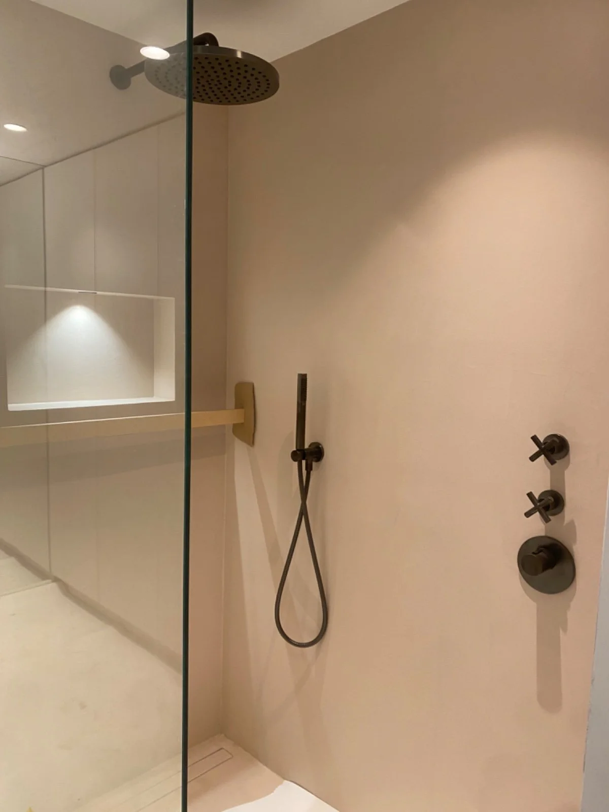 Douche installatie Amsterdam, bronzen kranen, luxe douche, glazen douchewand, sanitair montage Amsterdam