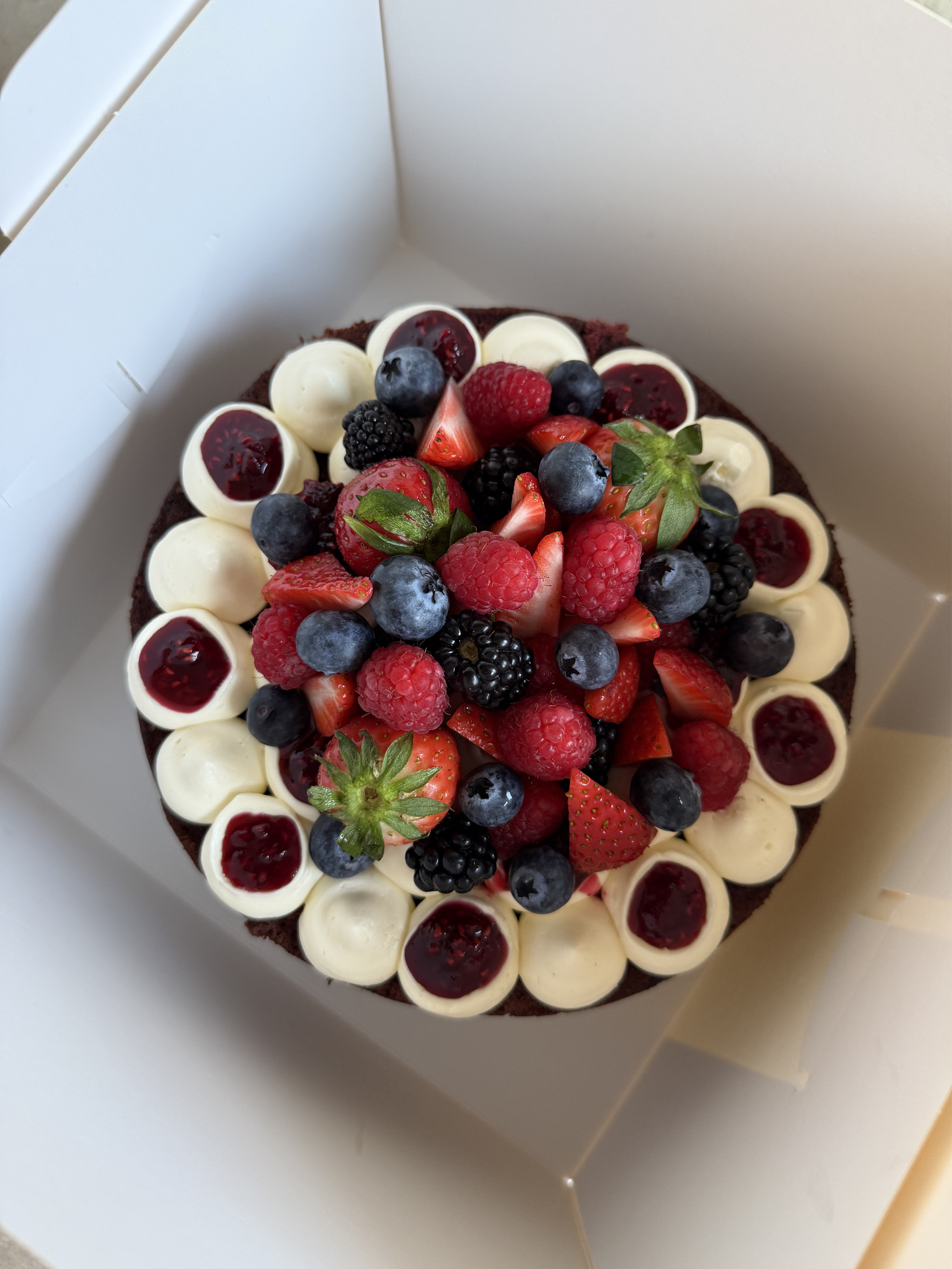 Red velvet cake met witte chocolade en bosvruchten