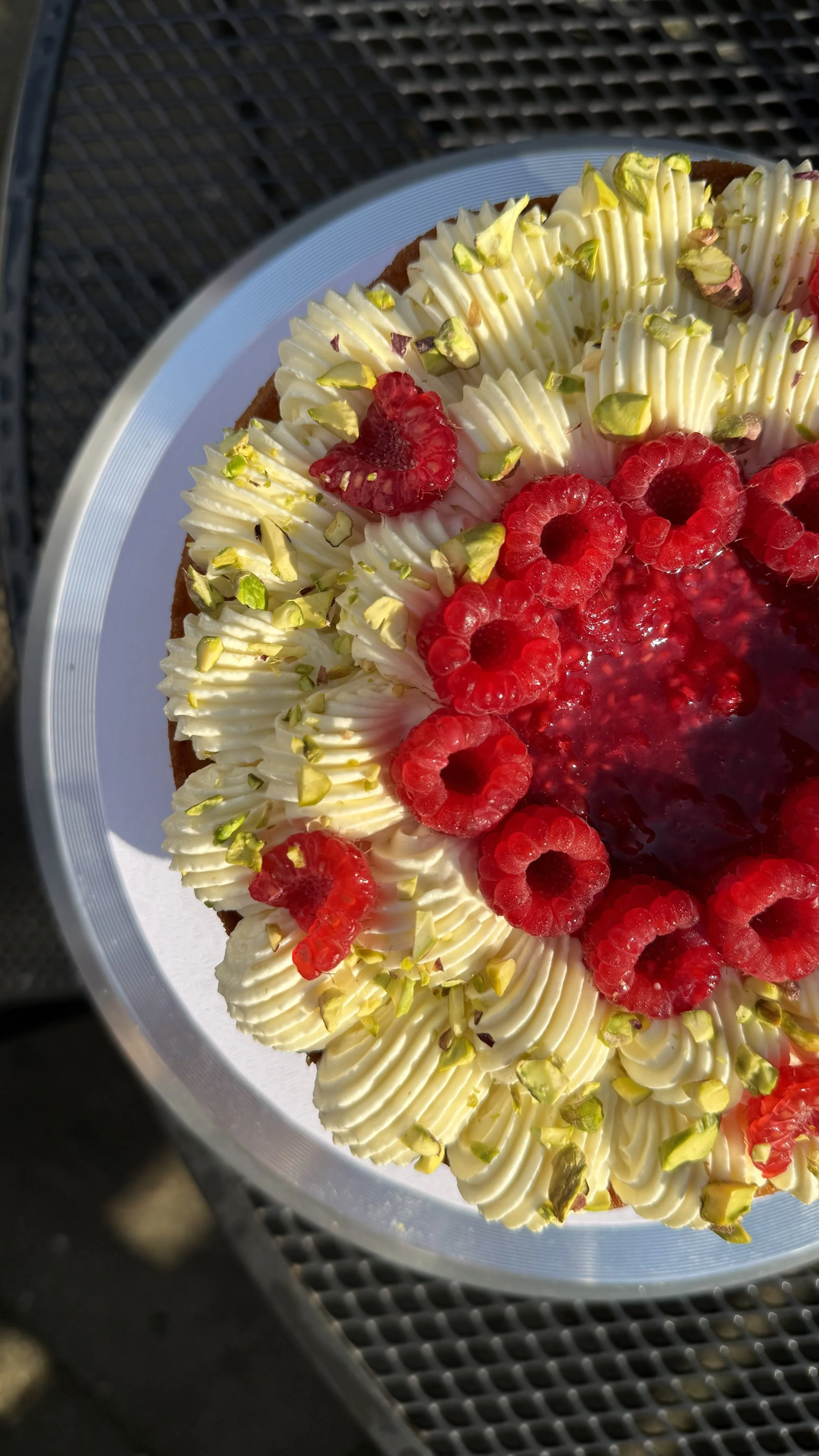 Pistache Cake met Framboos en Witte Chocolade topping