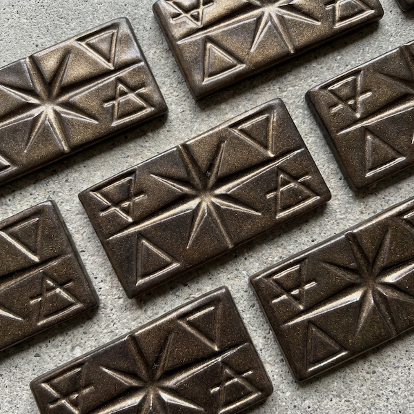 design: 2x4" STAR | glaze: HATHOR