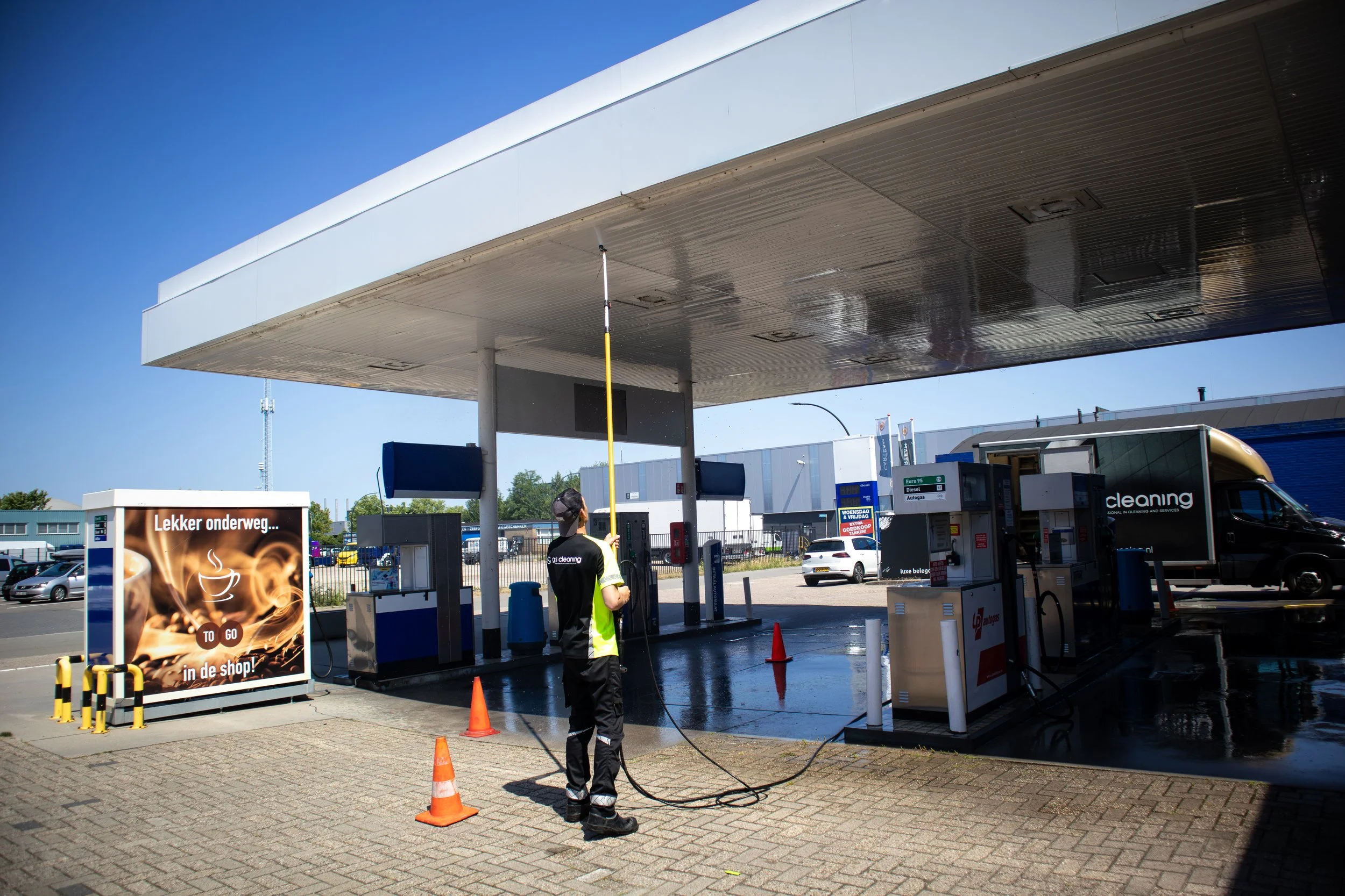 GS Cleaning biedt een totaaloplossing voor tankstations. Van periodieke reiniging, omkleuring en terreinonderhoud tot technisch beheer en herstelwerkzaamheden. Wij zorgen ervoor dat jouw locatie er iedere dag representatief uitziet.