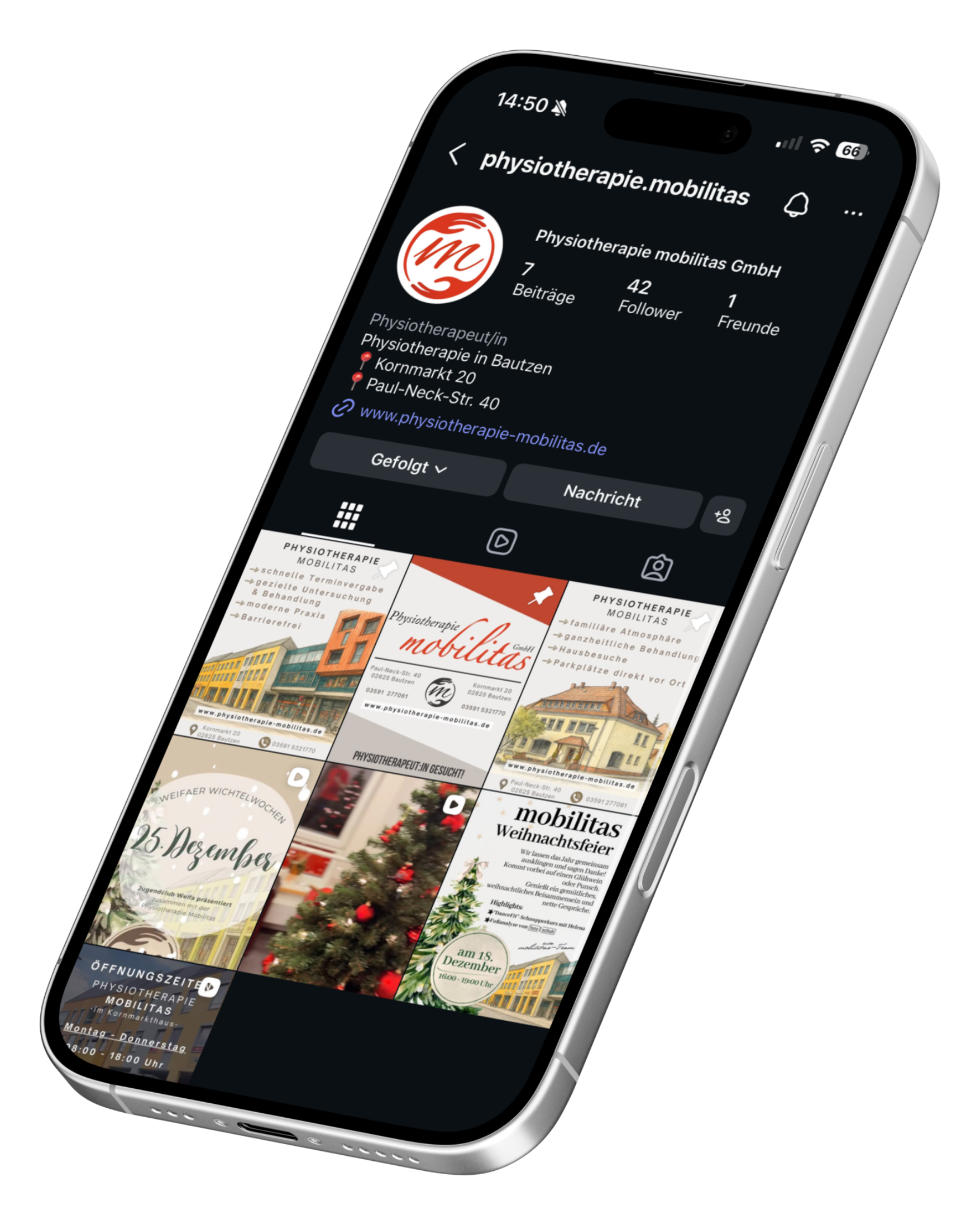 Ein Smartphone zeigt das Instagram-Profil einer Physiotherapie-Praxis namens 'Physiotherapie Mobilitas' in Bautzen, mit Beiträgen zu Therapieangeboten, Weihnachten und den Öffnungszeiten.