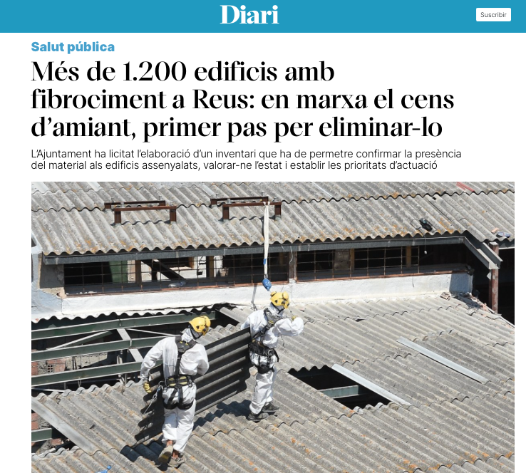 Dos trabajadores en equipo de protección, uno sujetando una cuerda y otro inspeccionando techos de tejas, en una escena de trabajo en construcción o demolición.