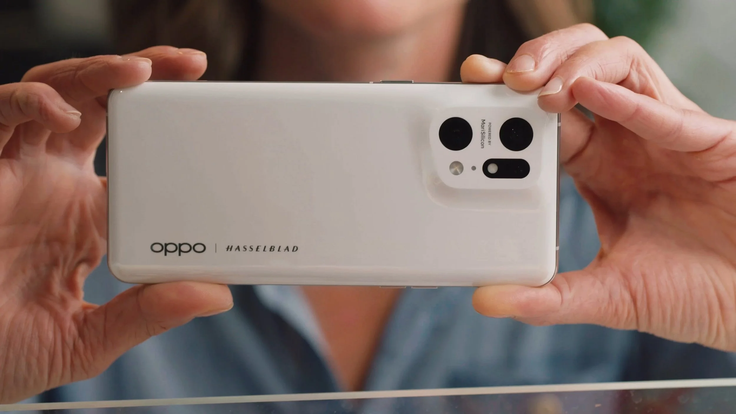 Andrea Zvadova uses the OPPO Find X5 PRO