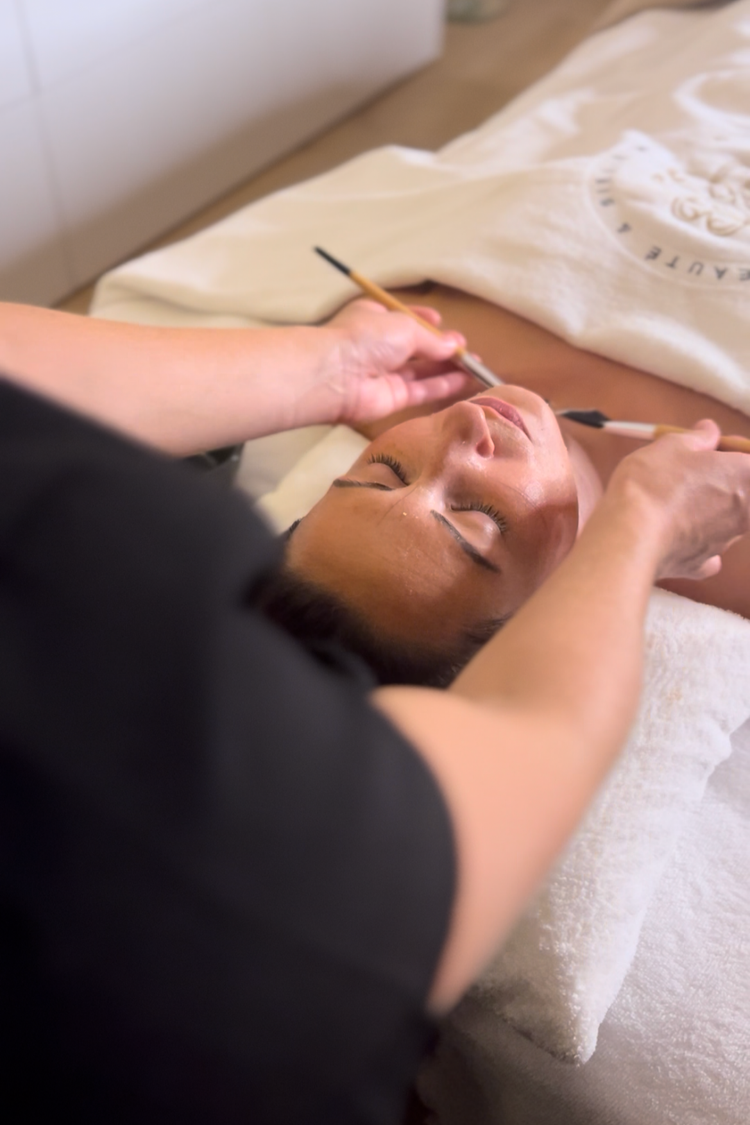 Peeling visage à Salon-de-Provence — application au pinceau du Peeling Rénovateur & Anti-Taches au cabinet WBM Institut