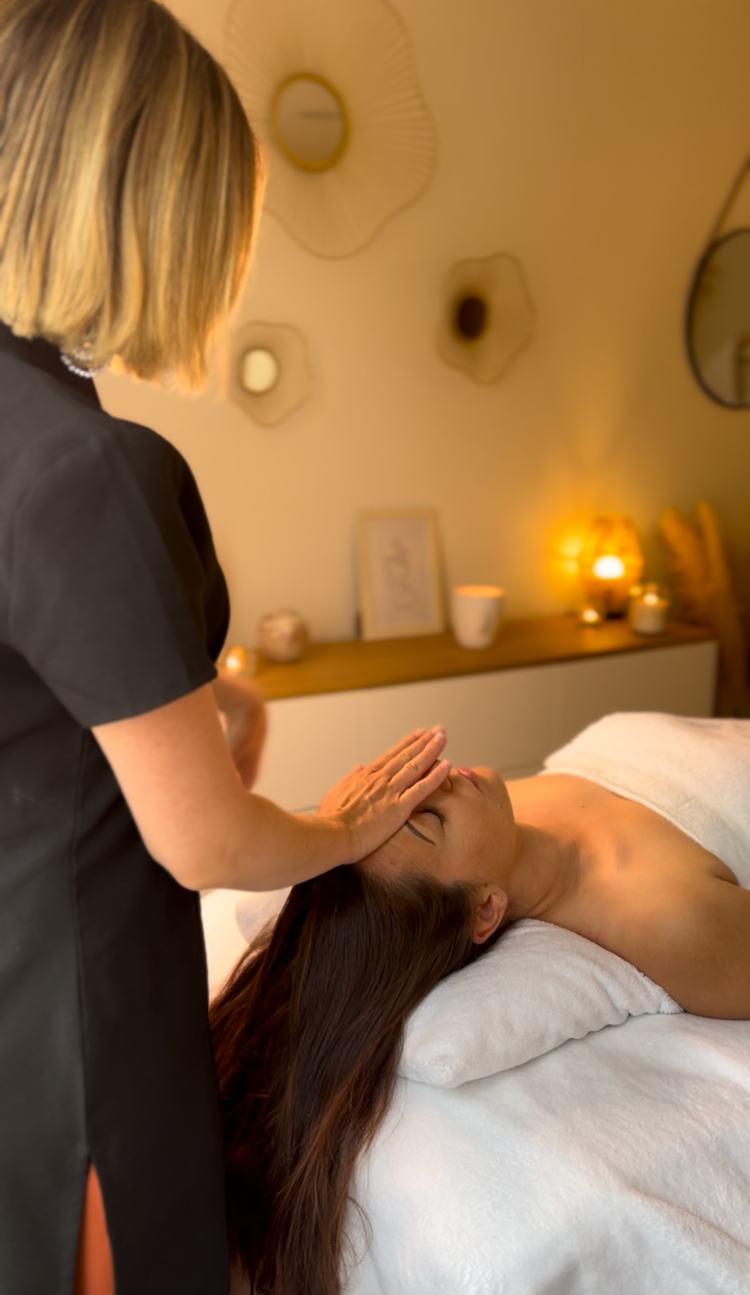Soin anti-âge visage à Salon-de-Provence — gestes manuels raffermissants au cabinet WBM Institut